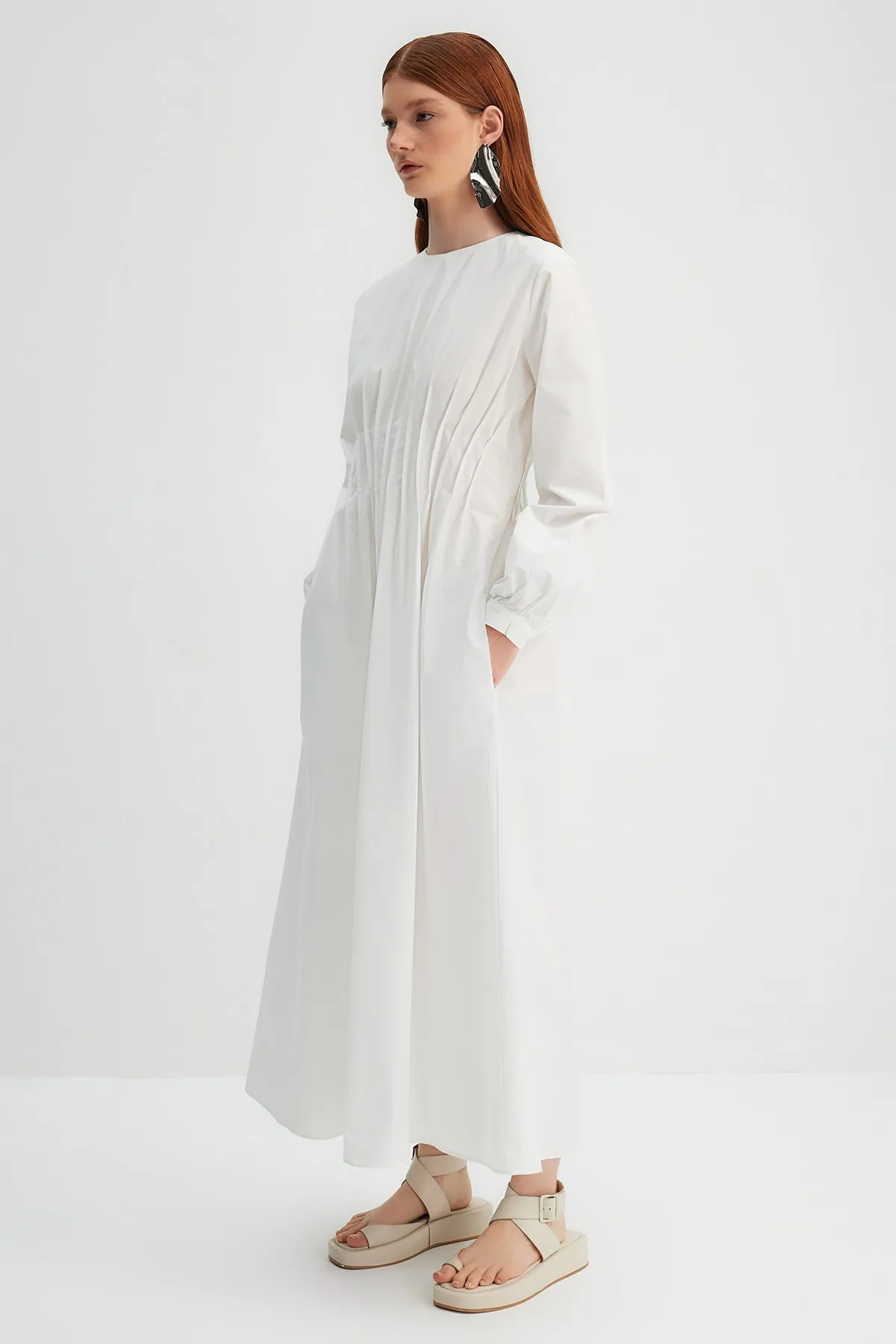 Trendyol Modest  Kevser Sarıoglu Puderfarbenes, geripptes Kleid mit Taschendetails aus 100 % Baumwollpopeline TCLSS23EB00005