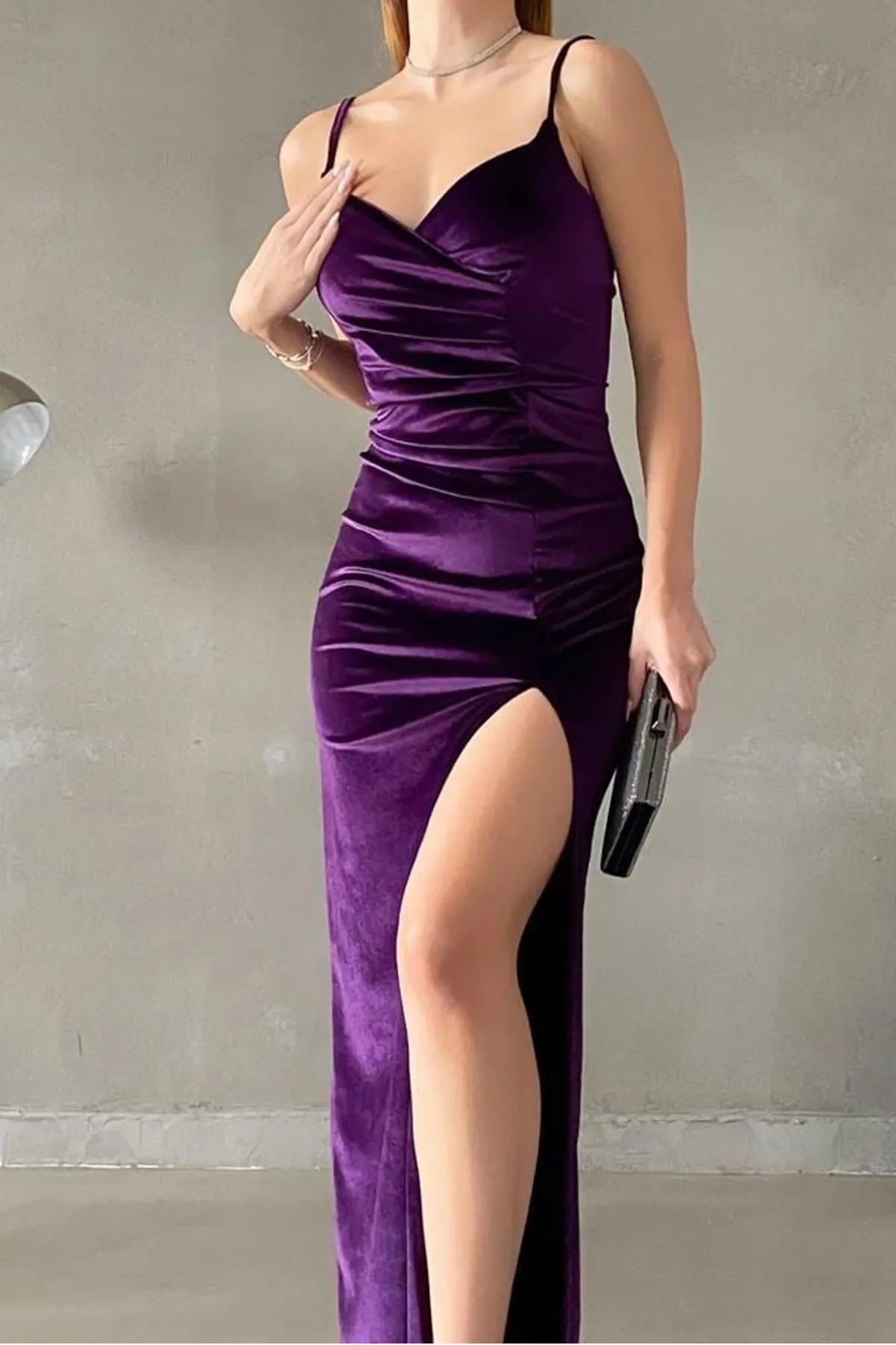 vuvutasarım  Lilafarbenes Maxikleid aus Samtstoff mit Rüschenkragen und Schlitz, 582689