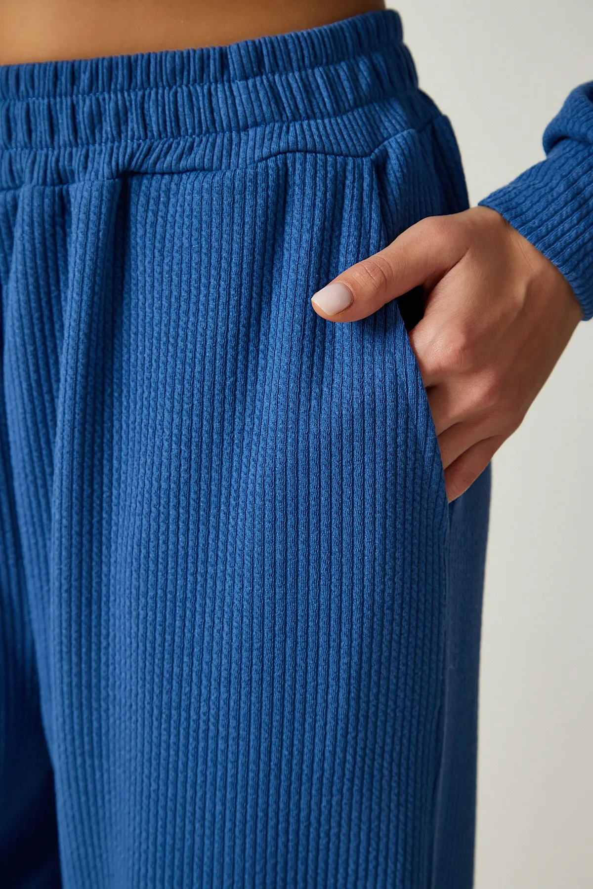 Happiness İstanbul  Damen-Set aus schnurgebundener Strickbluse und Hose in Indigoblau EW00004