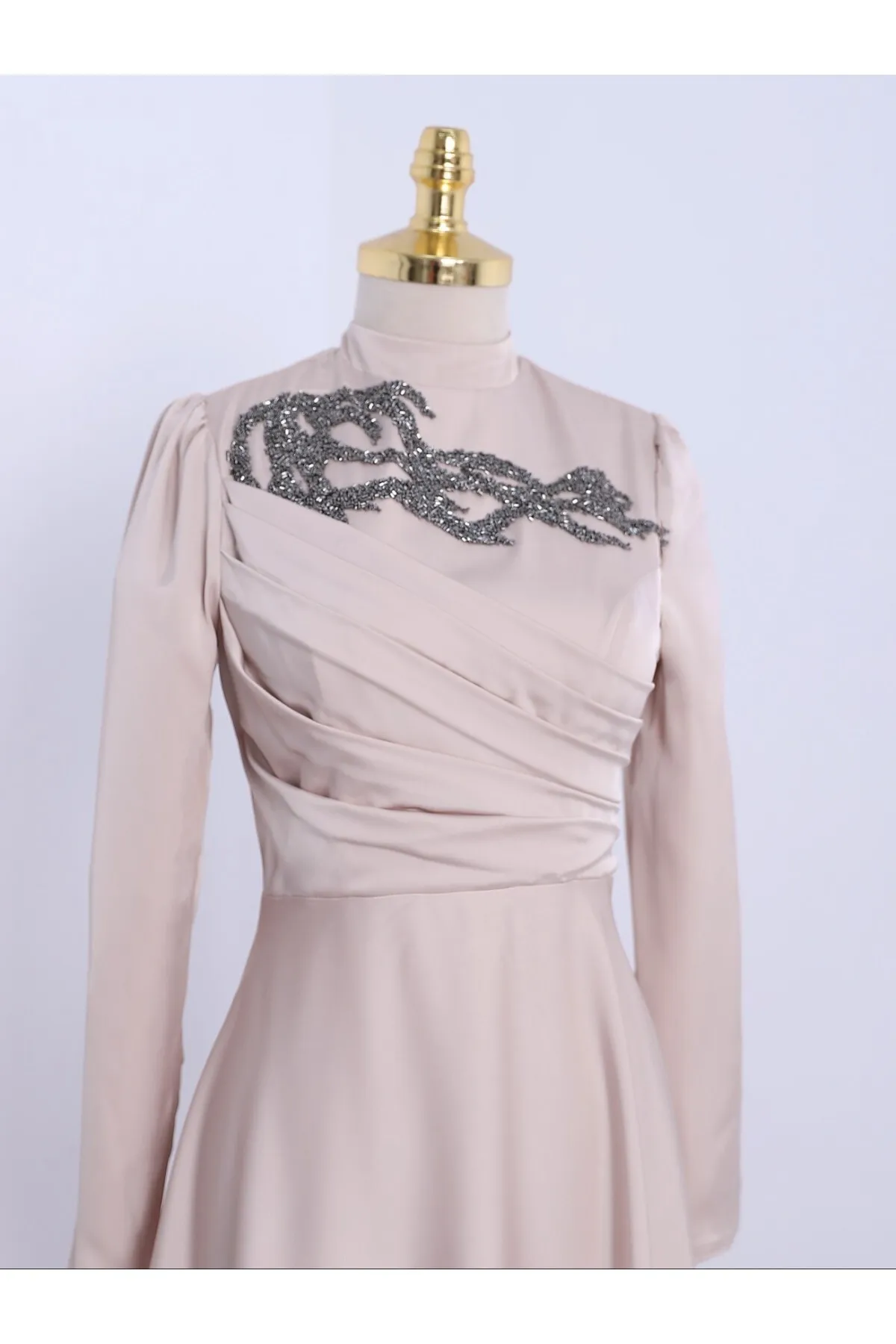 Modamorfo  Abendkleid mit Steinkragen und drapierter Vorderseite