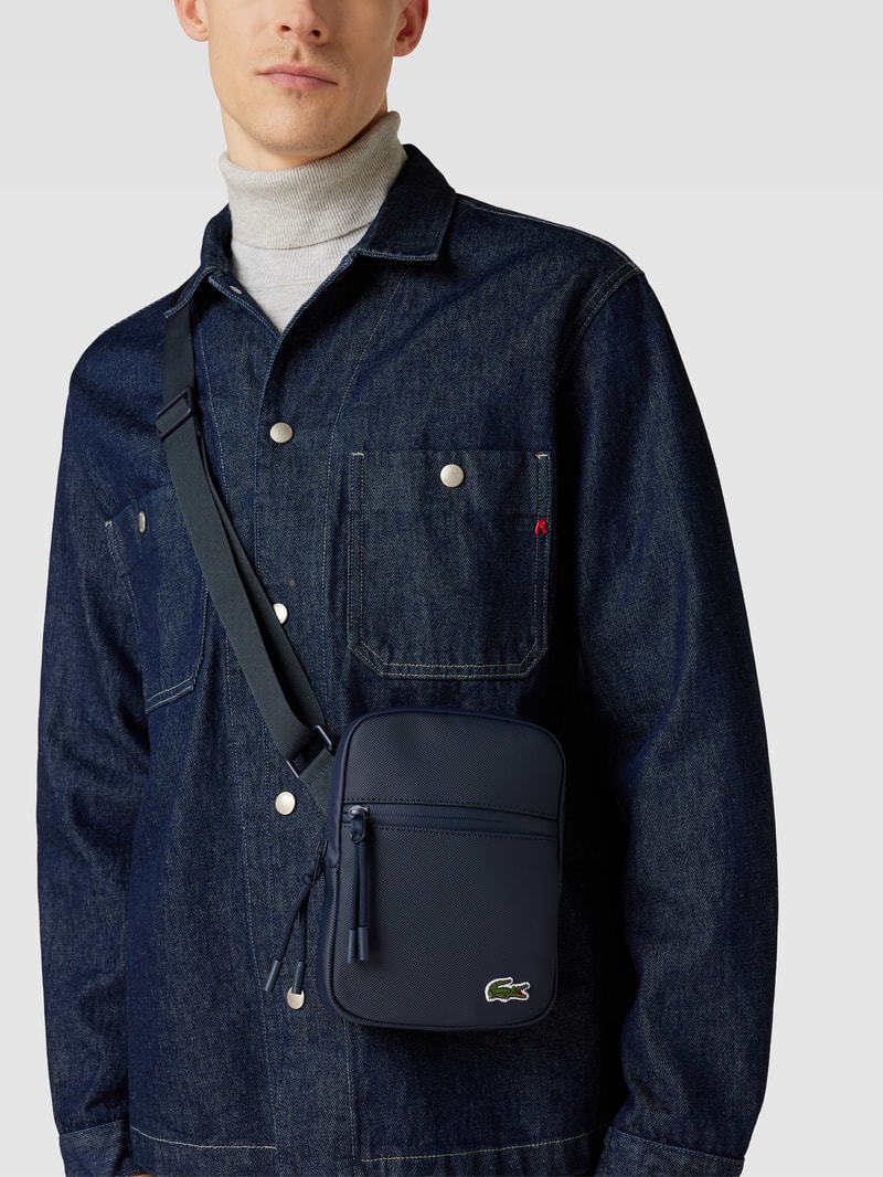Bauchtasche mit Label-Stitching in marineblau