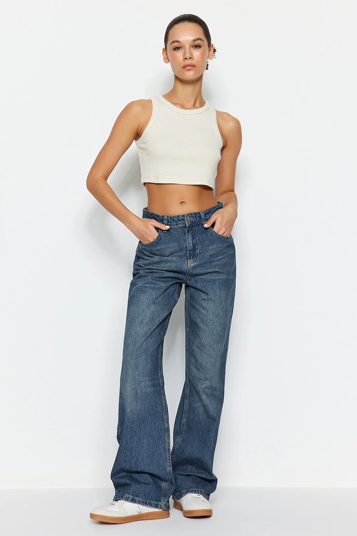 Trendyol Collection  Blaue Vintage-Jeans mit hoher Taille und weitem Bein und verblasstem Effekt TWOSS24JE00050