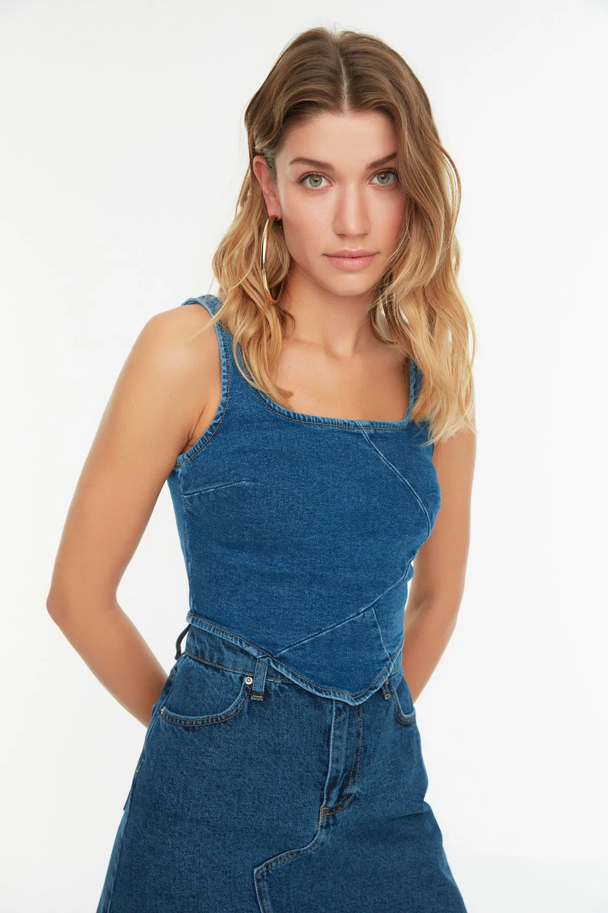 Trendyol Collection  Blaue Denim-Bluse mit Nähten und detaillierten Riemchen TWOSS22BZ1402