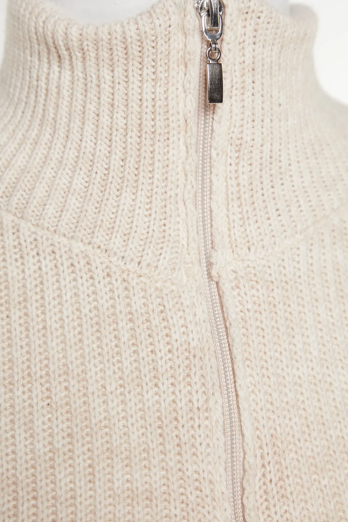 Trendyol Collection  Stone Wide Pattern Strickpullover mit hohem Kragen und Reißverschluss TWOAW24KZ00507