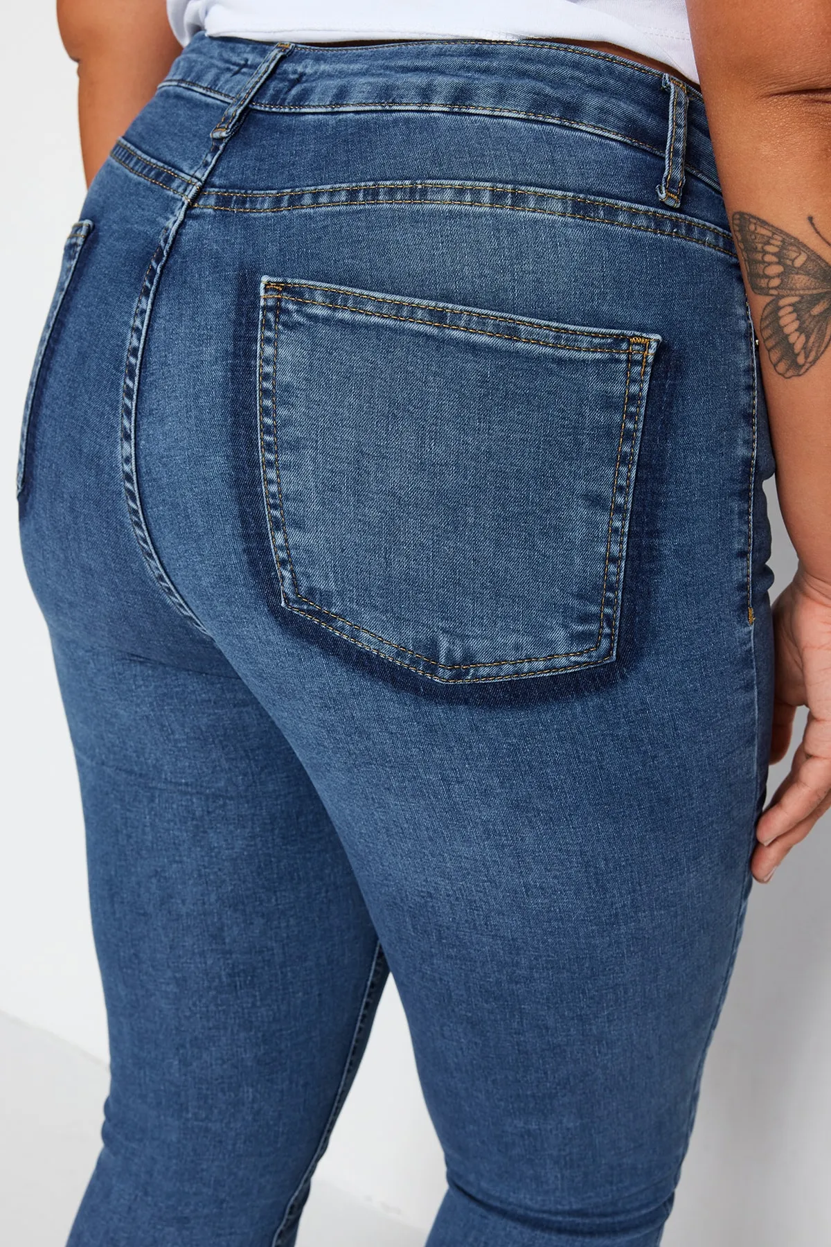 Trendyol Curve  Blaue Stretch-Röhrenjeans mit hoher Taille und Taschendetail TBBSS23CJ00018