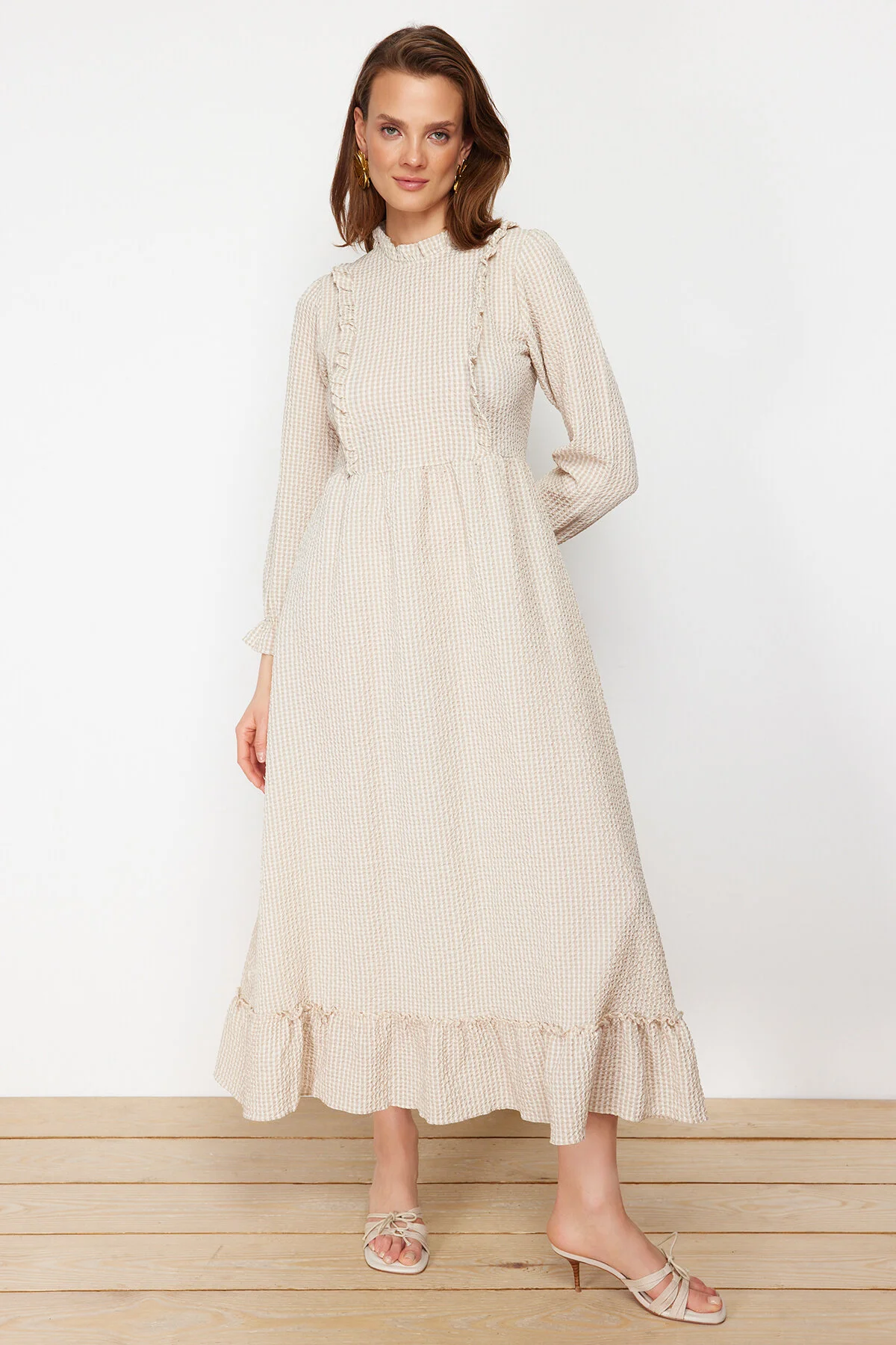 Trendyol Modest  Beiges gewebtes Kleid mit Gingham-Muster und Rüschendetail TCTSS21EB0028