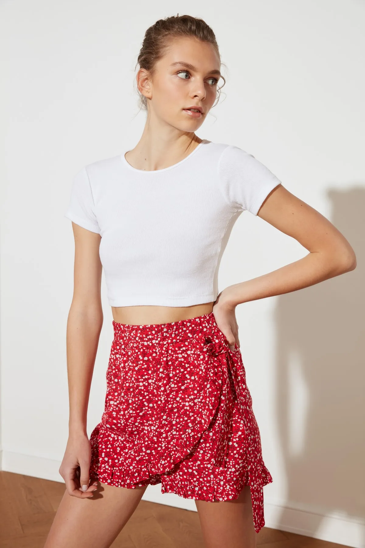 Trendyol Collection  Roter zweireihiger Shortsrock aus gewebter Viskose mit Rüschen und Blumenmuster TWOSS21SR0090