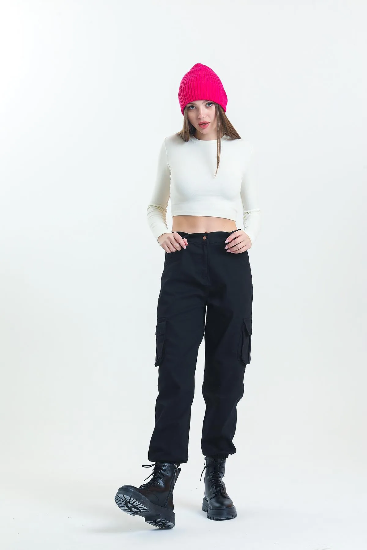 Domoda  Schwarze Jogger-Damenhose aus Gabardine mit bequemer Passform, elastischem Bündchen und Cargotasche