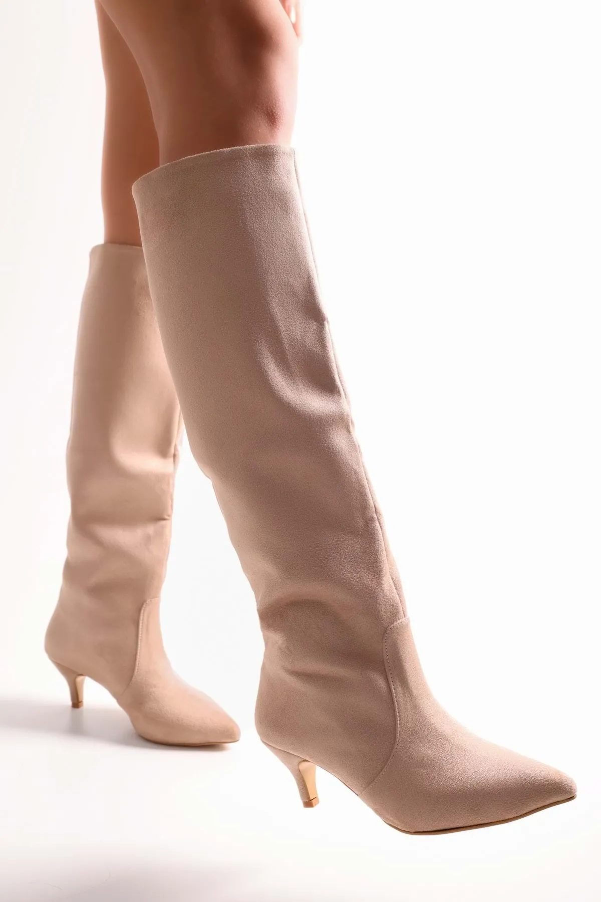 Shoeberry  Damen-Stiefel „Pia“ aus beigem Wildleder mit Balgabsatz Beiges Wildleder
