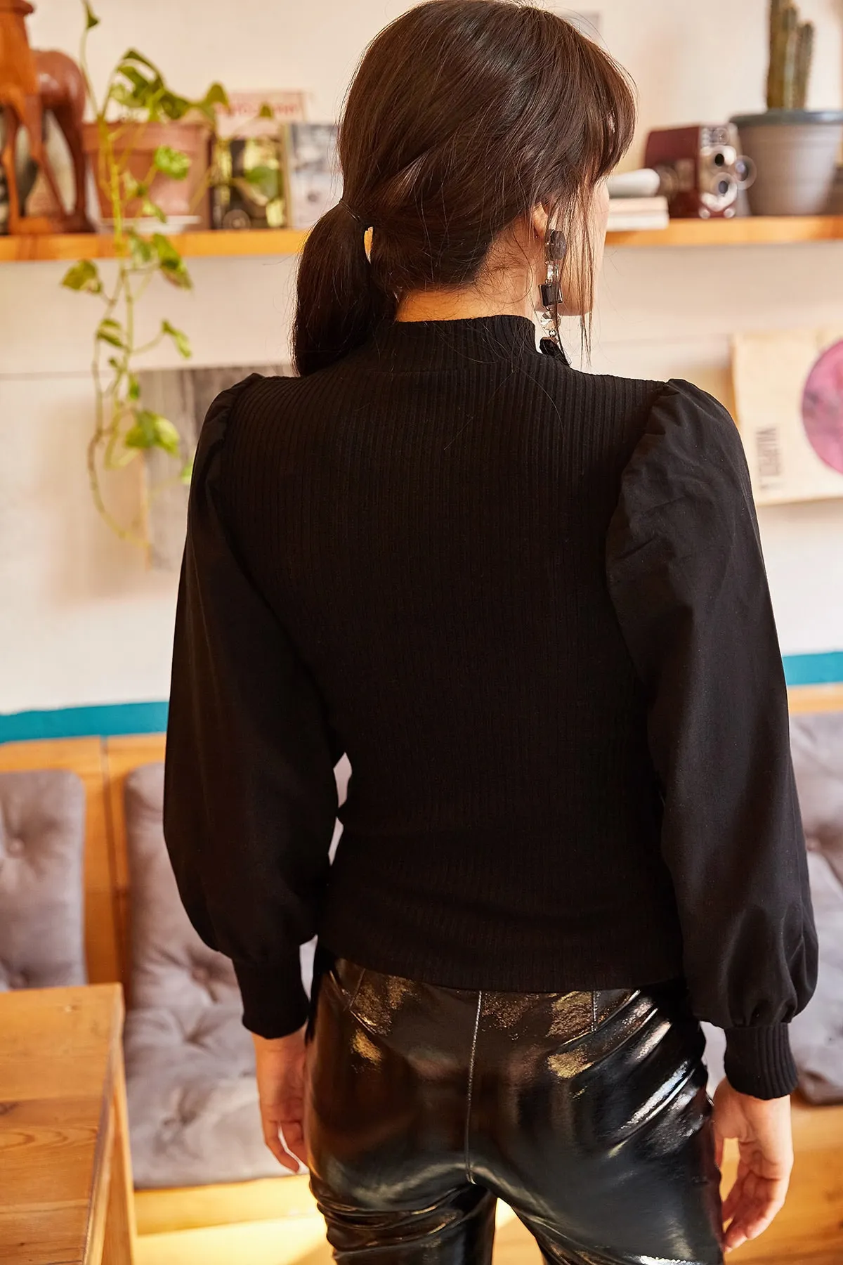 Olalook  Schwarze Damenbluse mit Ballonärmeln BLZ-19000705