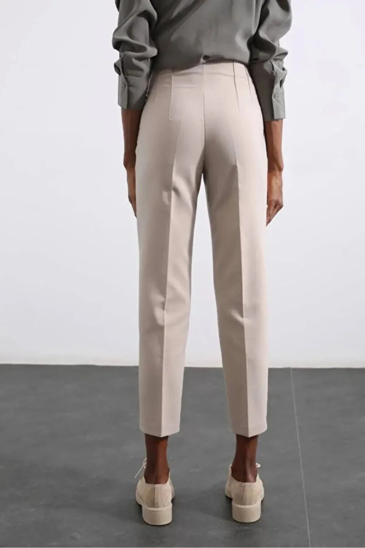 Laluvia  Steinfarbene Stoffhose mit hoher Taille und flacher Vorderseite