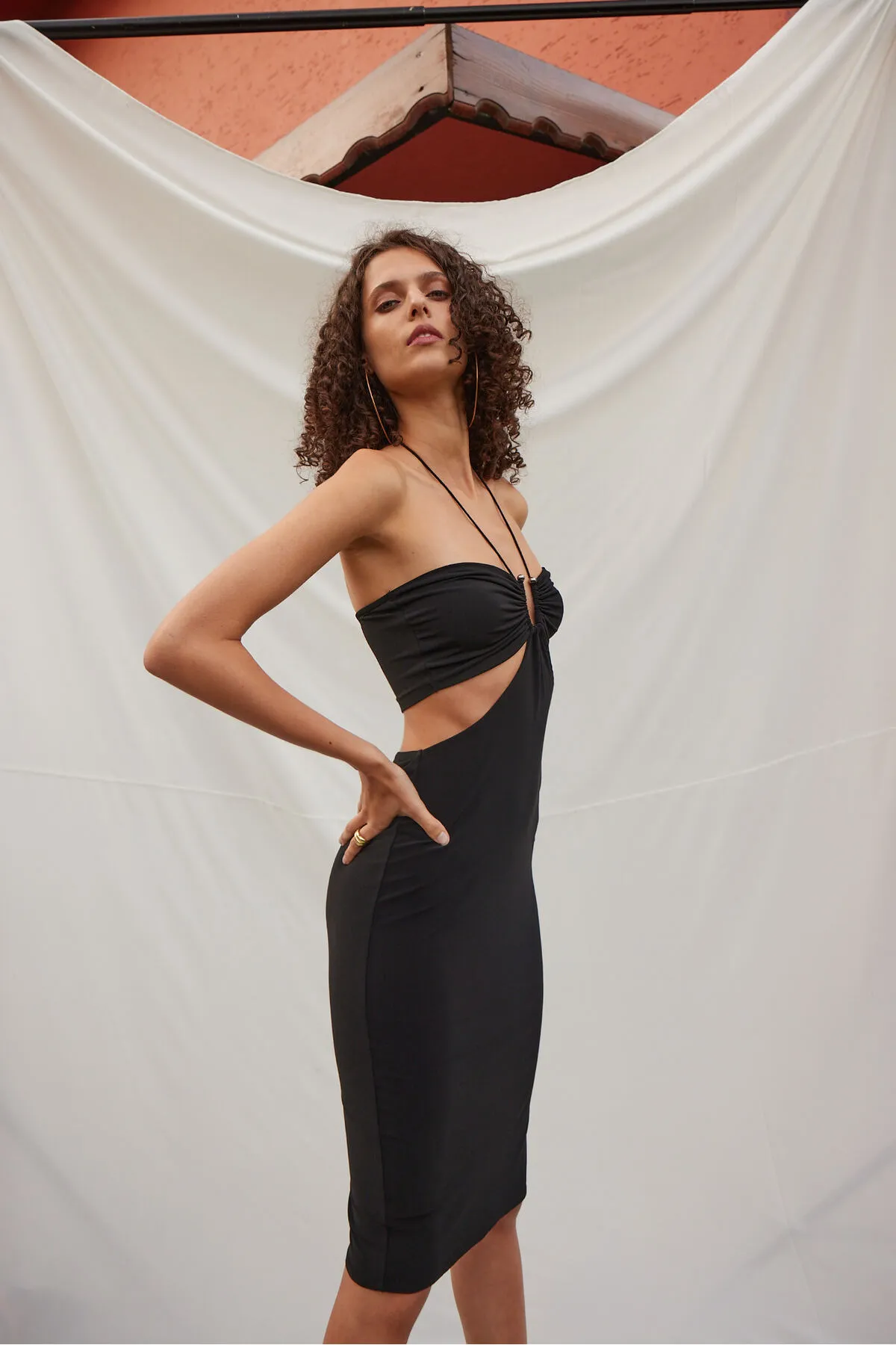 VATKALI  Rückenfreies, ausgeschnittenes Kleid
