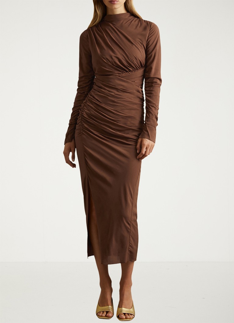 Abito midi Kelly di Reiss, impreziosito da drappeggi e spacco.