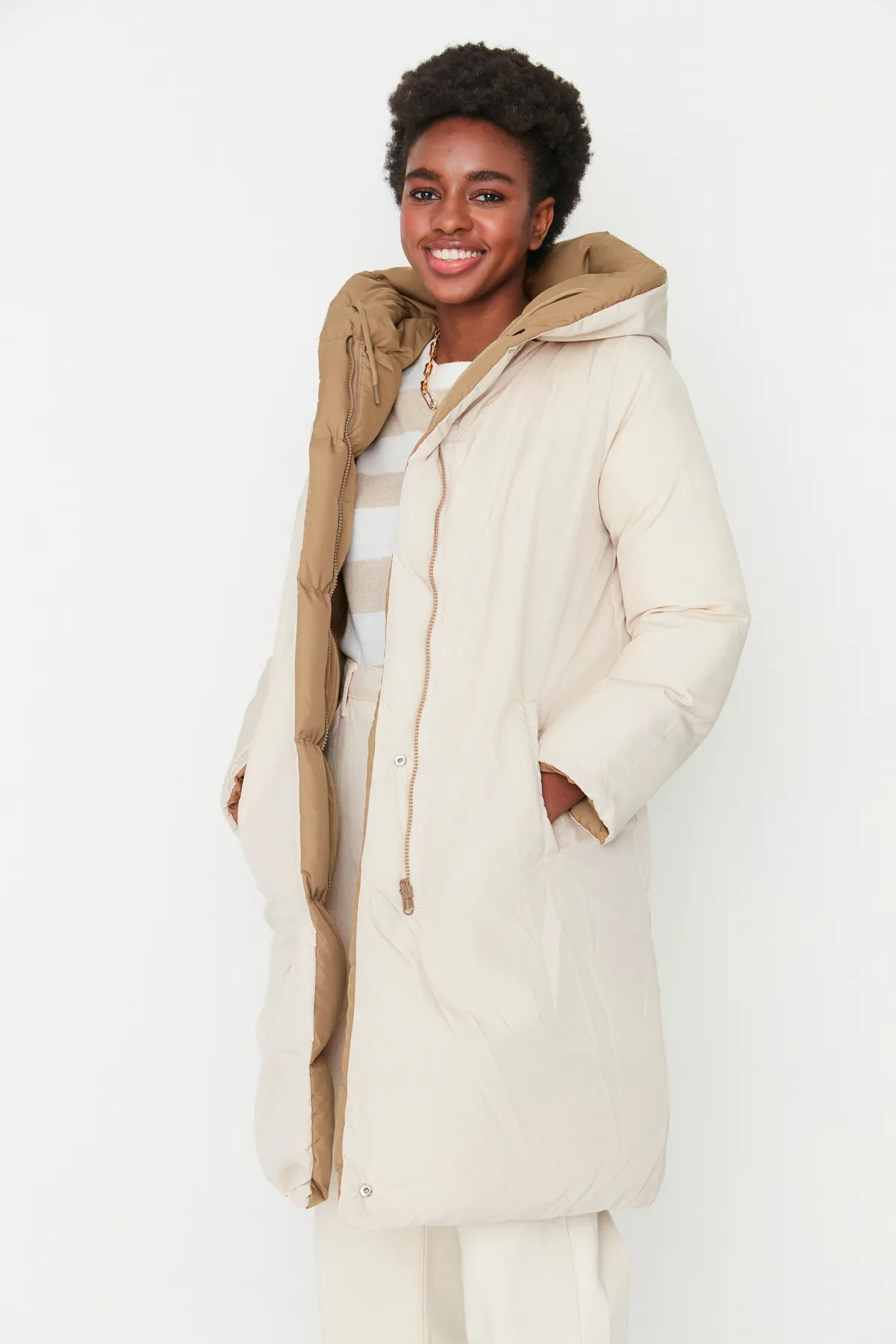 Trendyol Collection  Braun-Ecru doppelseitige, wasserabweisende, lange Pufferjacke mit Kapuze TWOAW23MO00052