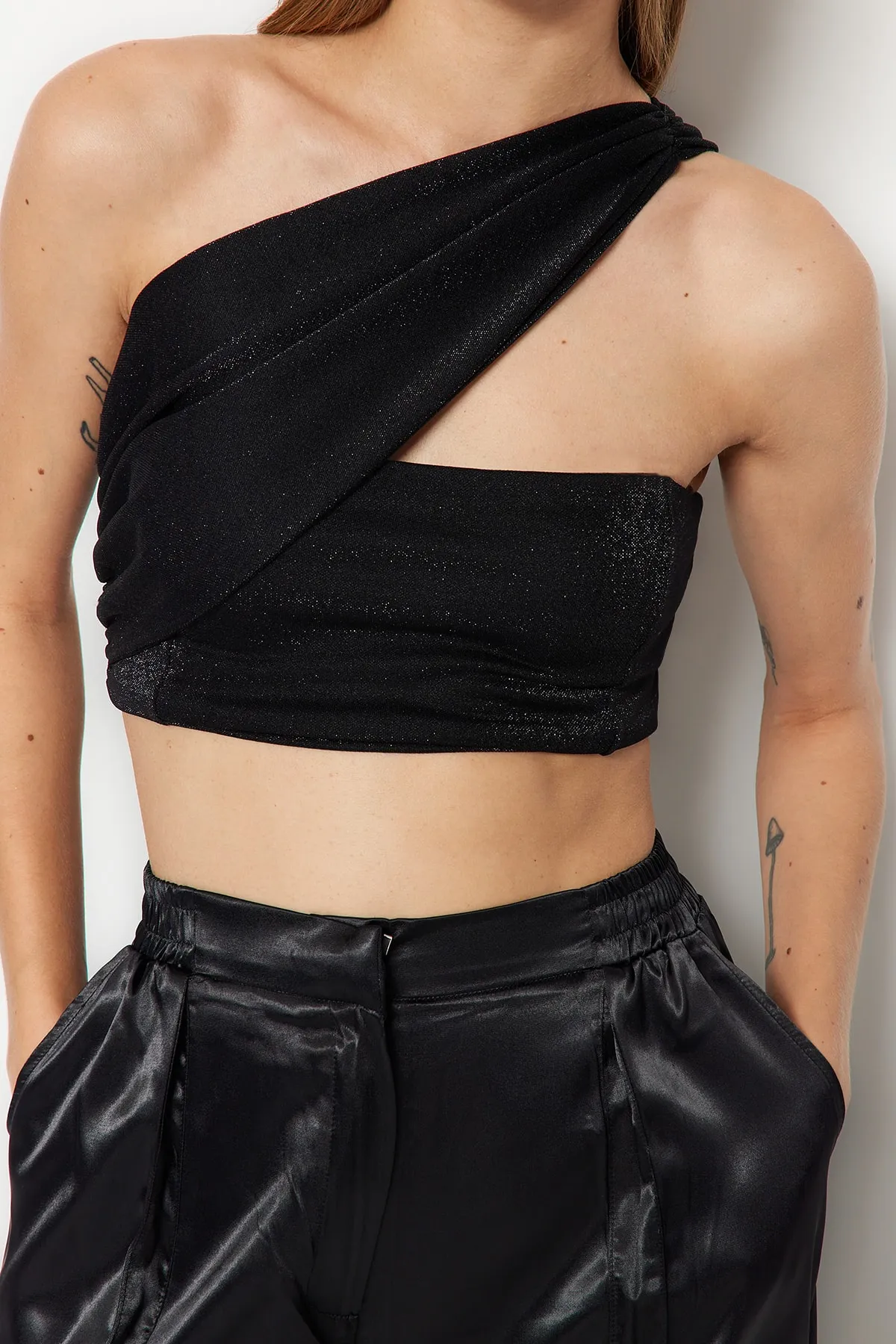 Trendyol Collection  Schwarzes, kurz gestricktes, glänzendes Bustier TPRSS23BS00042
