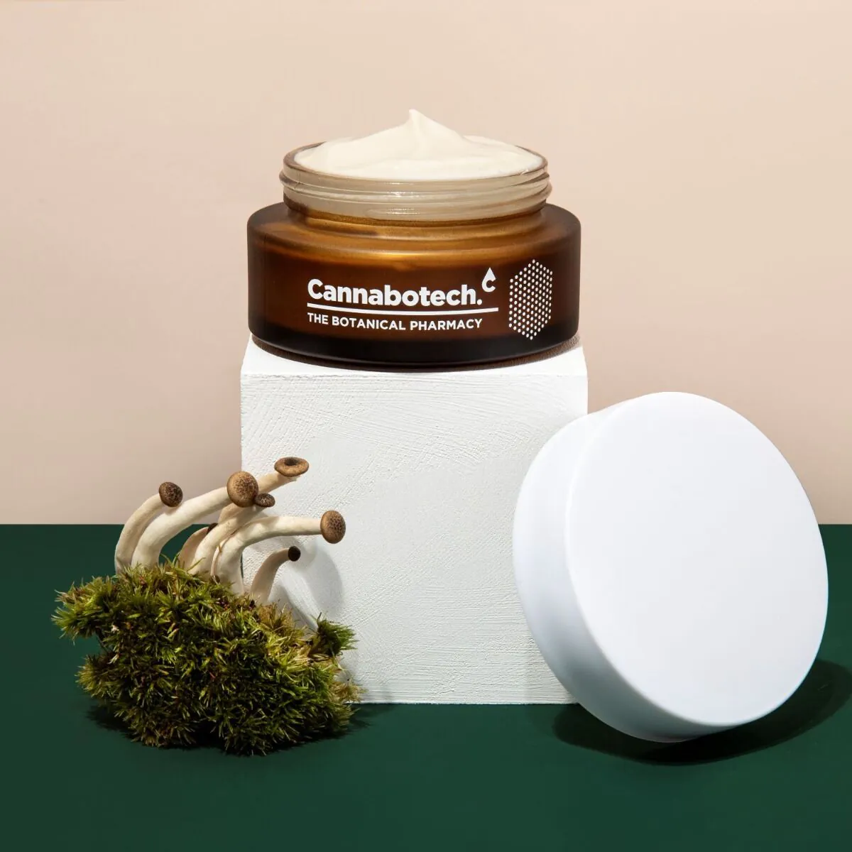 „Cannabotech“ formuluojamas senėjimą stabdantis kremas