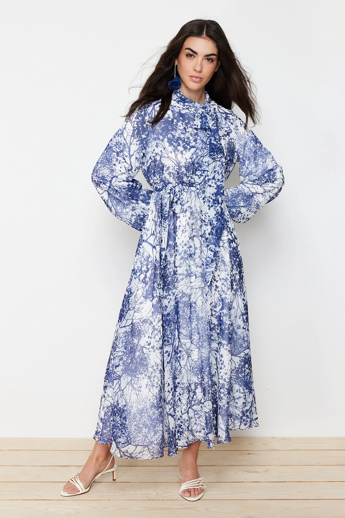 Trendyol Modest  Blaues, langes Abendkleid aus Chiffon mit Blumenmuster und Futter TCTSS24EB00040