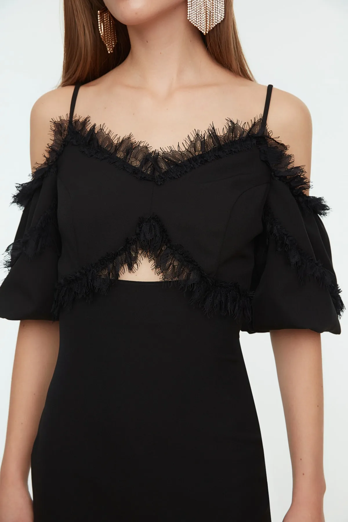 Trendyol Collection  Elegantes Abendkleid mit schwarzen Spitzendetails TPRSS20EL0015