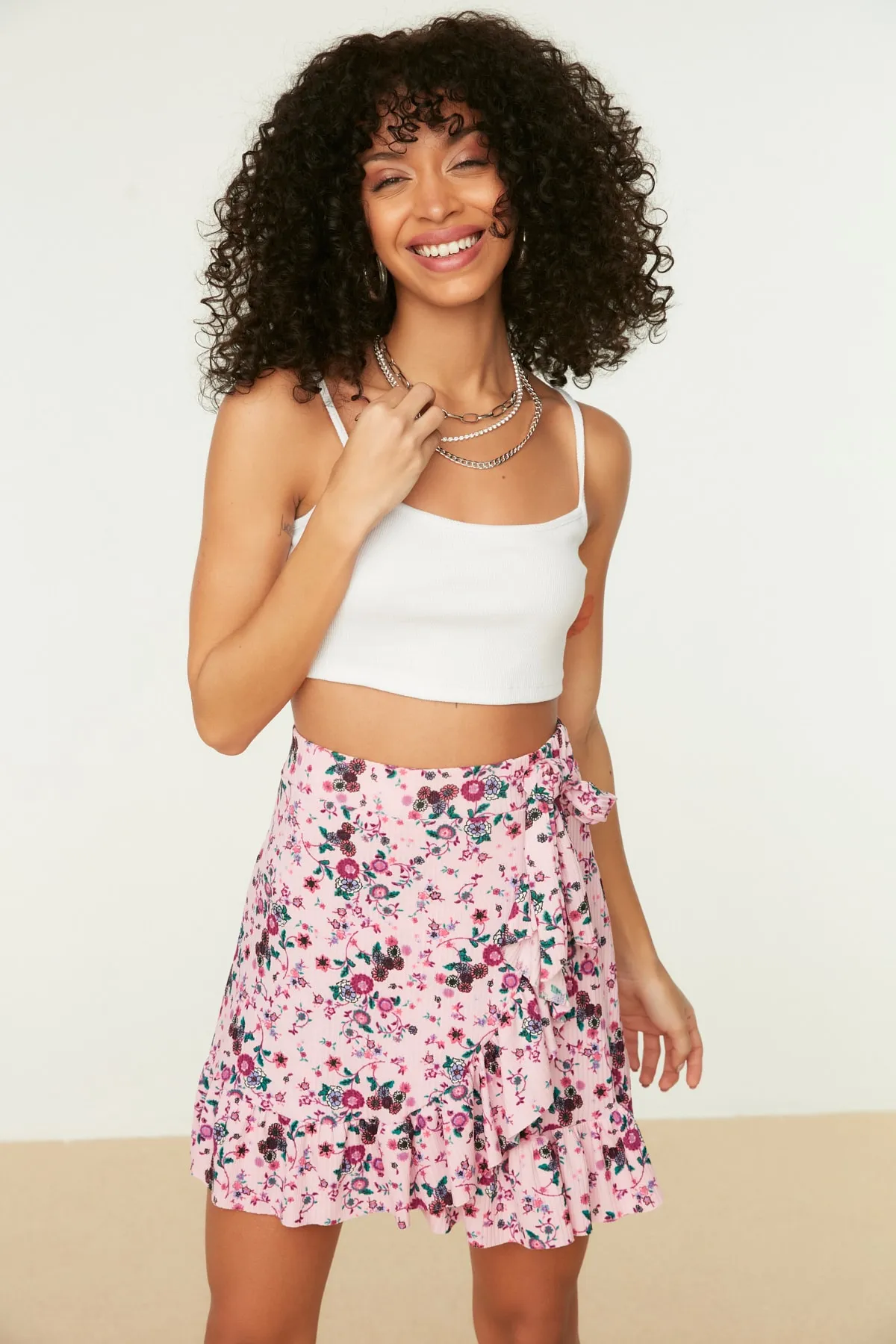 Trendyol Collection  Rosa bedruckter Volant-Minirock mit hoher Taille und Stretch-Strick TWOSS21ET0010