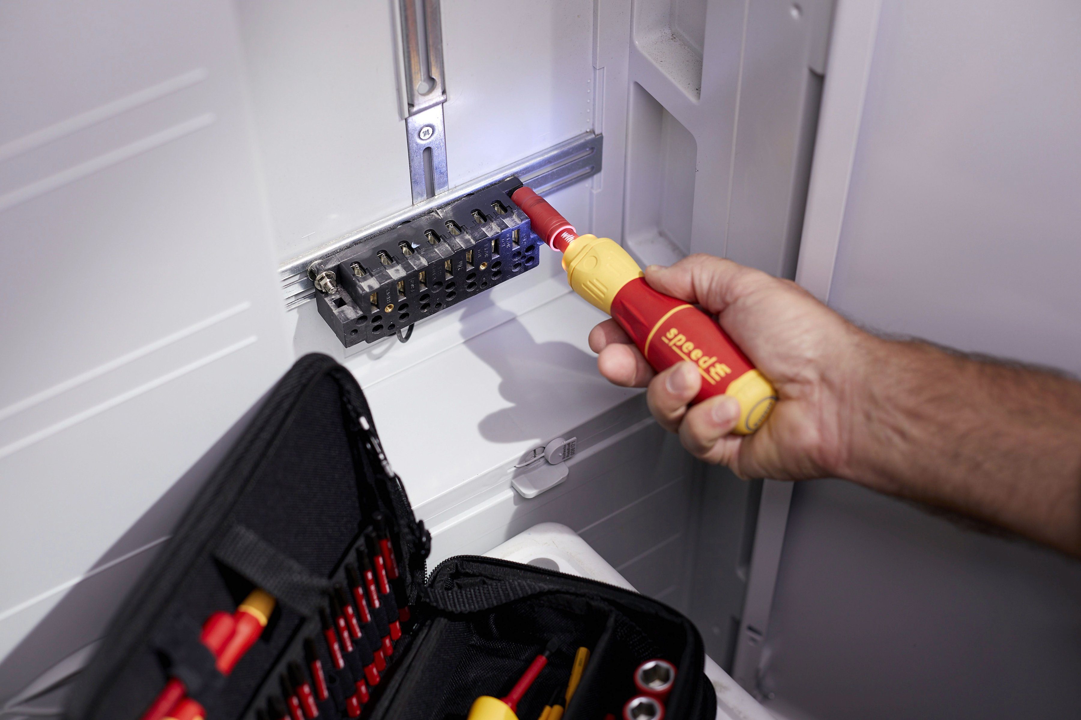 Wiha Schraubendreher E-Schraubendreher speedE® II electric (44318), (Set), 7-tlg. mit slimBits, Batterien und USB-Ladegerät in L-Boxx Mini