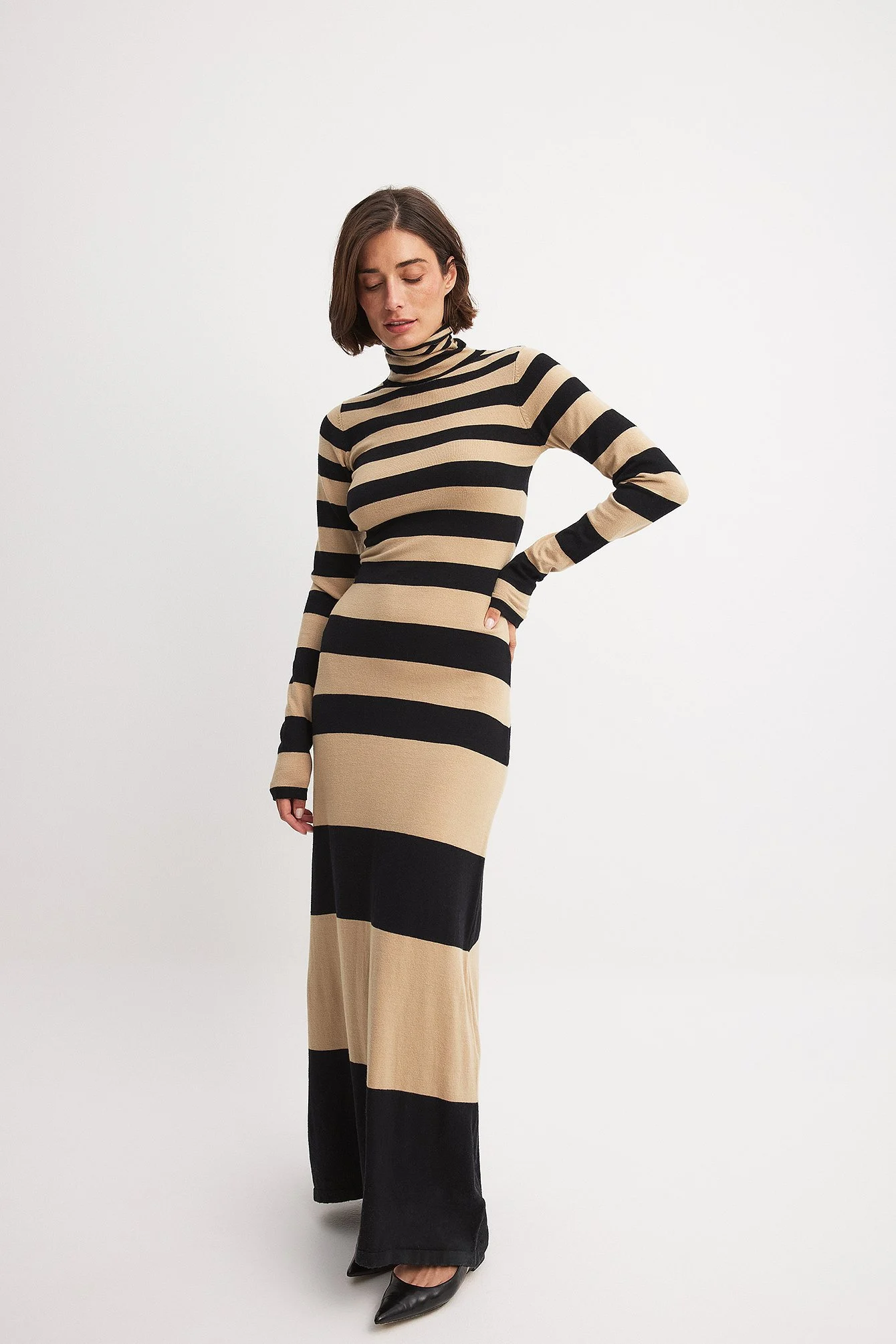 Feingestricktes, gestreiftes Maxikleid