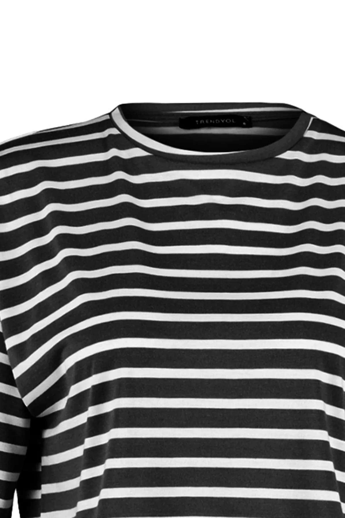 Trendyol Collection  Schwarz gestreiftes, entspanntes/weites, entspannt geschnittenes, kurzes Strick-T-Shirt mit Rundhalsausschnitt TWOSS23TS00136