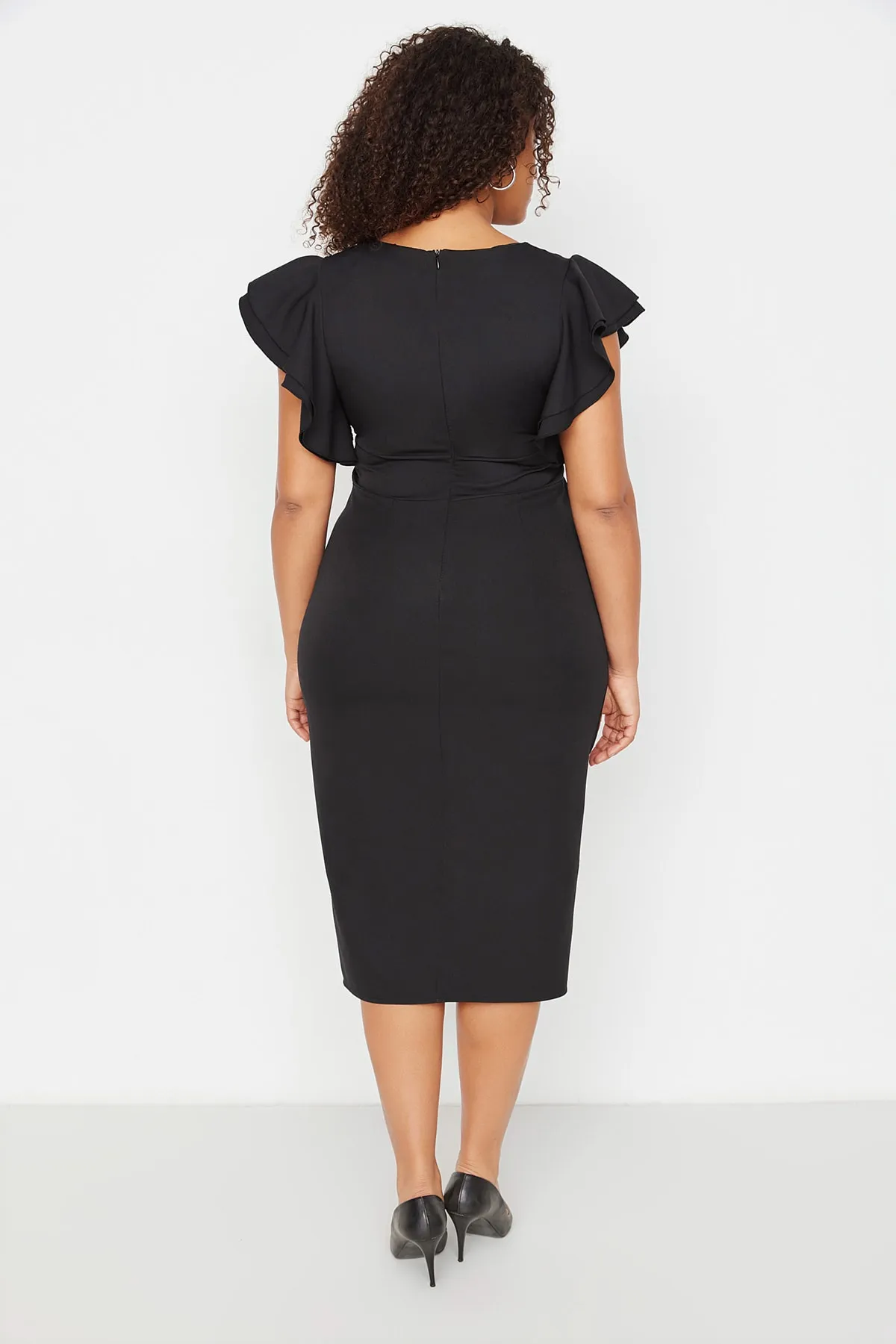 Trendyol Curve  Schwarzes, figurbetontes Kleid mit gewebtem Ärmeldetail TBBSS22AH00042