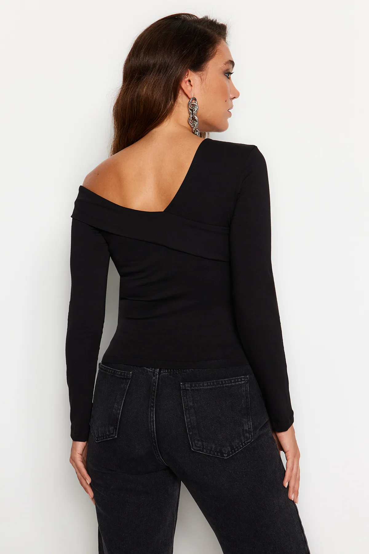 Trendyol Collection  Schwarze, eng anliegende, kurze Strickbluse aus Baumwolle mit dehnbarem Volant TWOAW24BZ00161