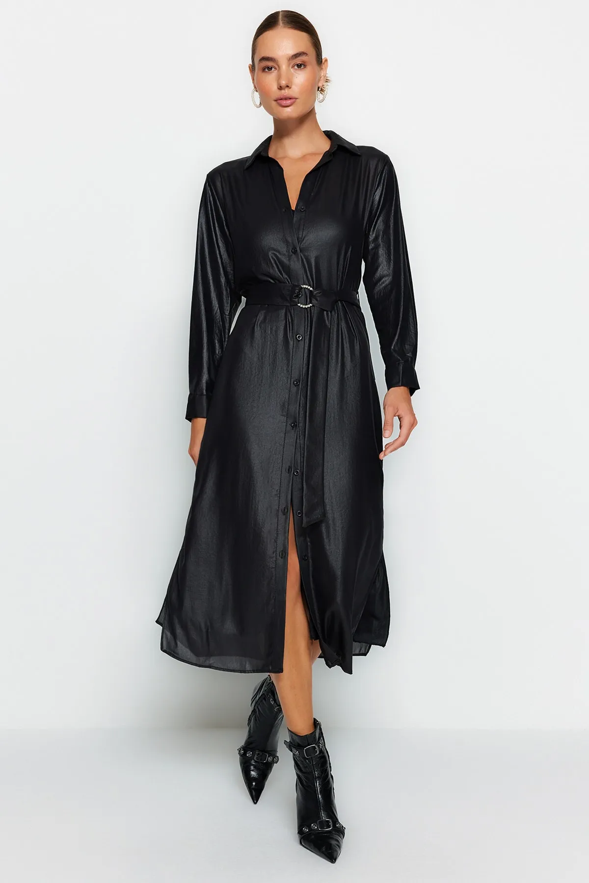 Trendyol Collection  Schwarzes, gewebtes Maxi-Hemdkleid mit Gürtel TWOAW24EL00325