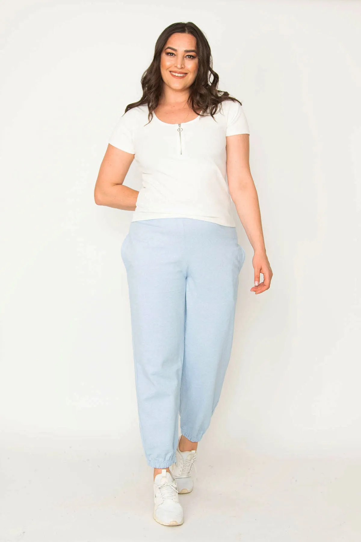 Şans  Blaue Damen-Trainingshose aus Baumwollstoff mit Taschendetail und elastischen Taillenbündchen und Taille 65N30436