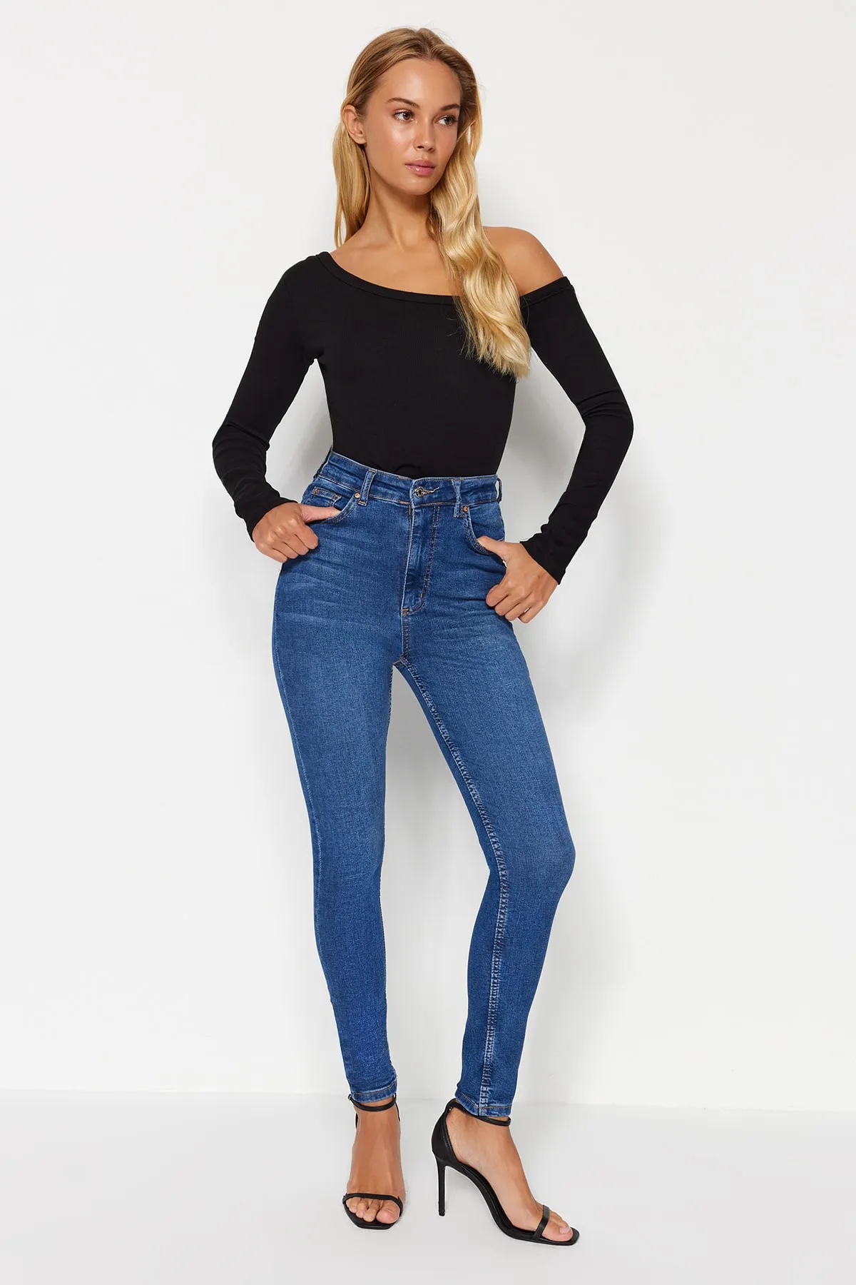 Trendyol Collection  Dunkelblaue Skinny Jeans mit hoher Taille TWOAW24JE00081