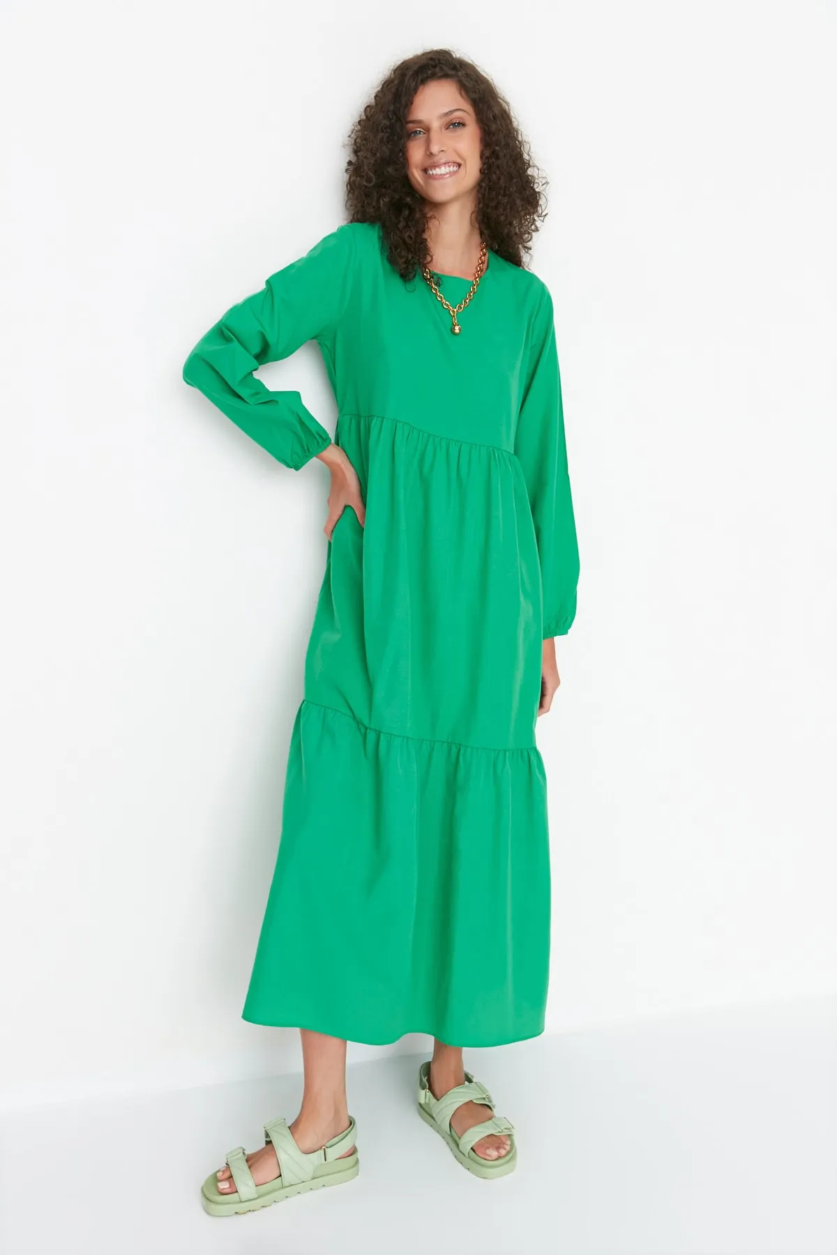 Trendyol Modest  Grünes, gewebtes Baumwollkleid mit weitem Schnitt und Raffung TCTSS21EL3406
