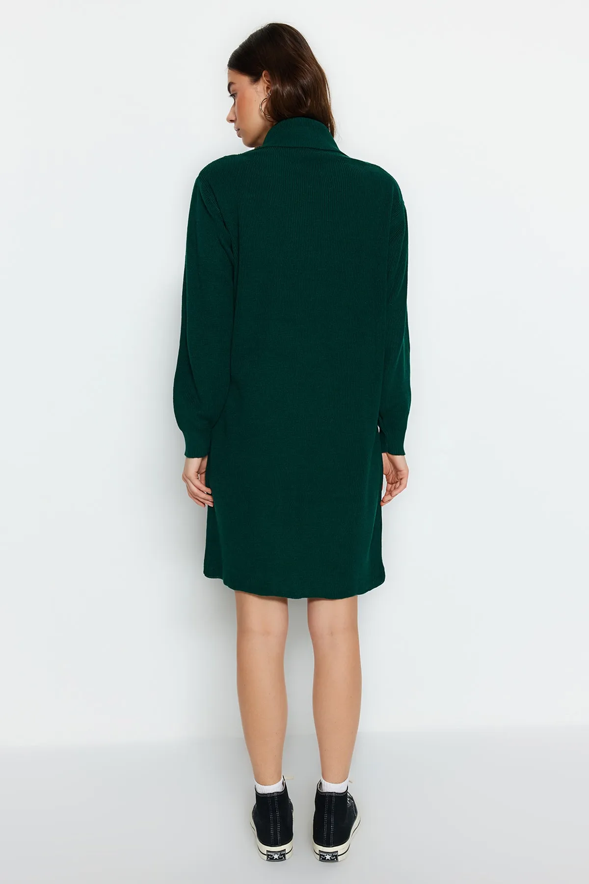 Trendyol Collection  Smaragdgrünes Mini-Strickkleid mit Rollkragen TWOAW23EL00026