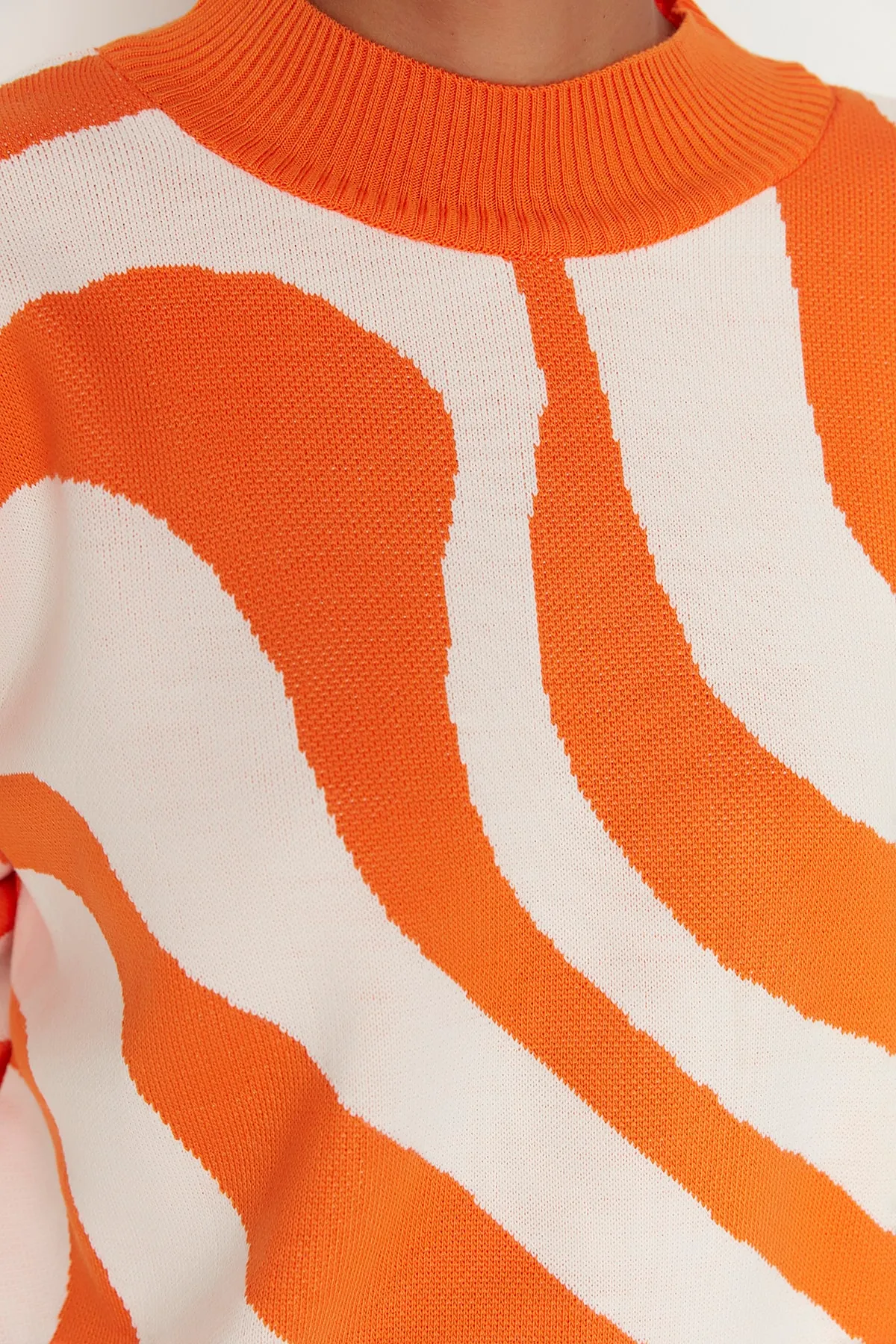Trendyol Modest  Ecru-orangefarbener Strickpullover mit halbem Rollkragen und Tierstreifenmuster TCTAW23KZ00023