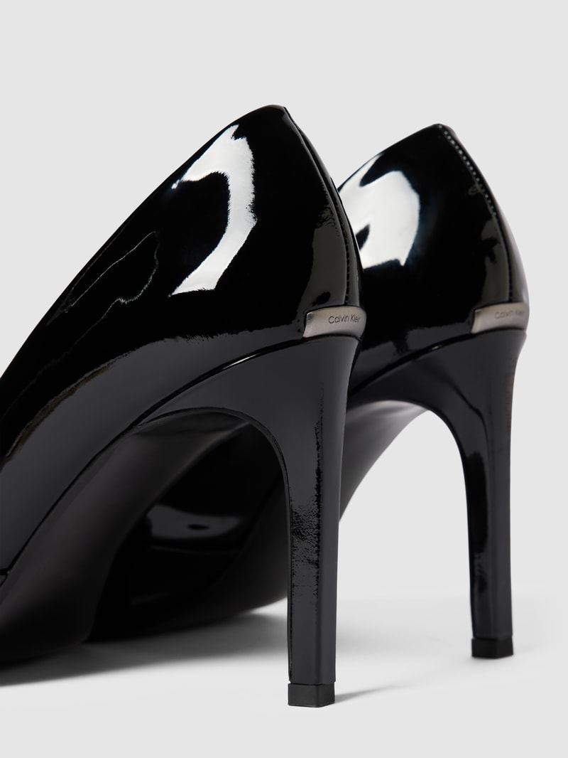 Pumps in glänzender Optik in schwarz