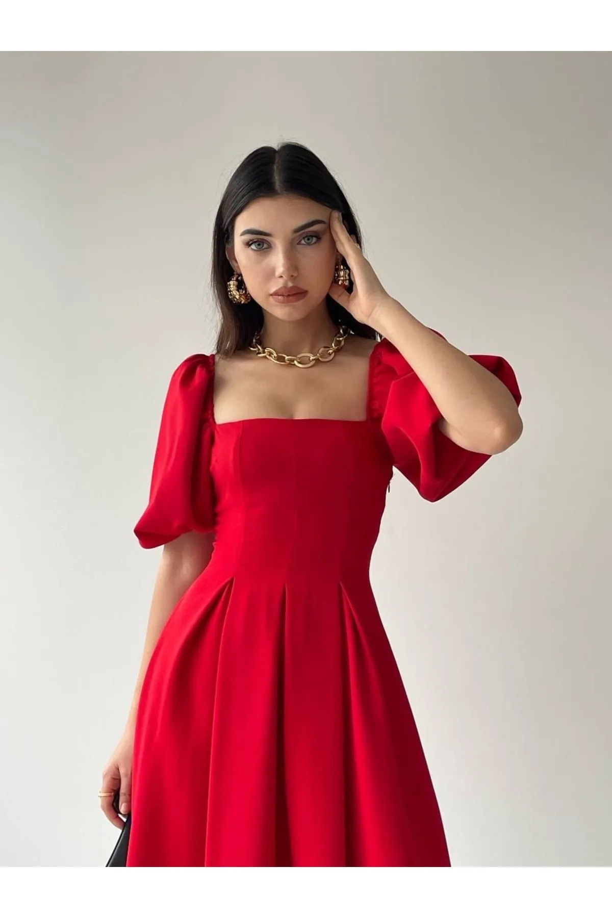 SONREİR  Kurzes, plissiertes langes Kleid mit Ballonärmeln und quadratischem Ausschnitt