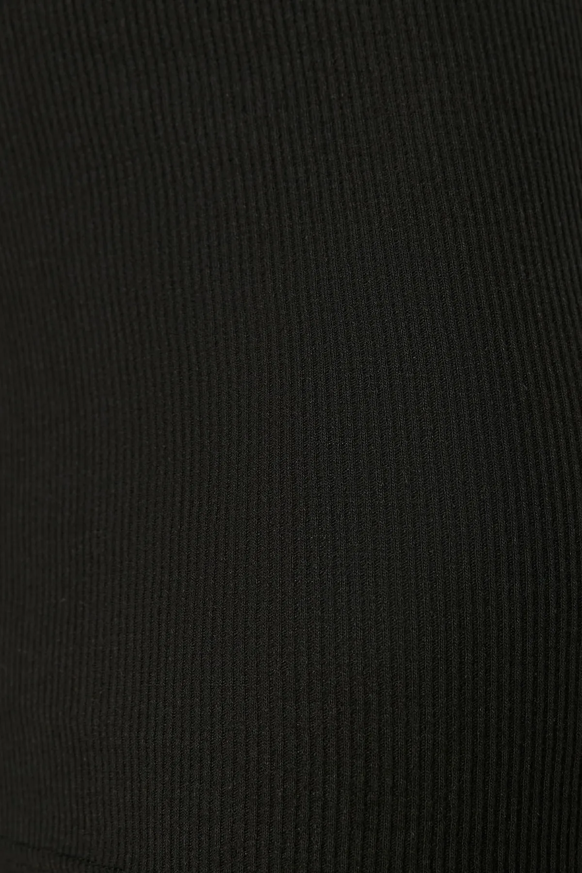 Trendyol Collection  Schwarzes, figurbetontes Mini-Bleistiftkleid aus flexiblem Strick und geripptem Rundhalsausschnitt TWOSS22EL2819