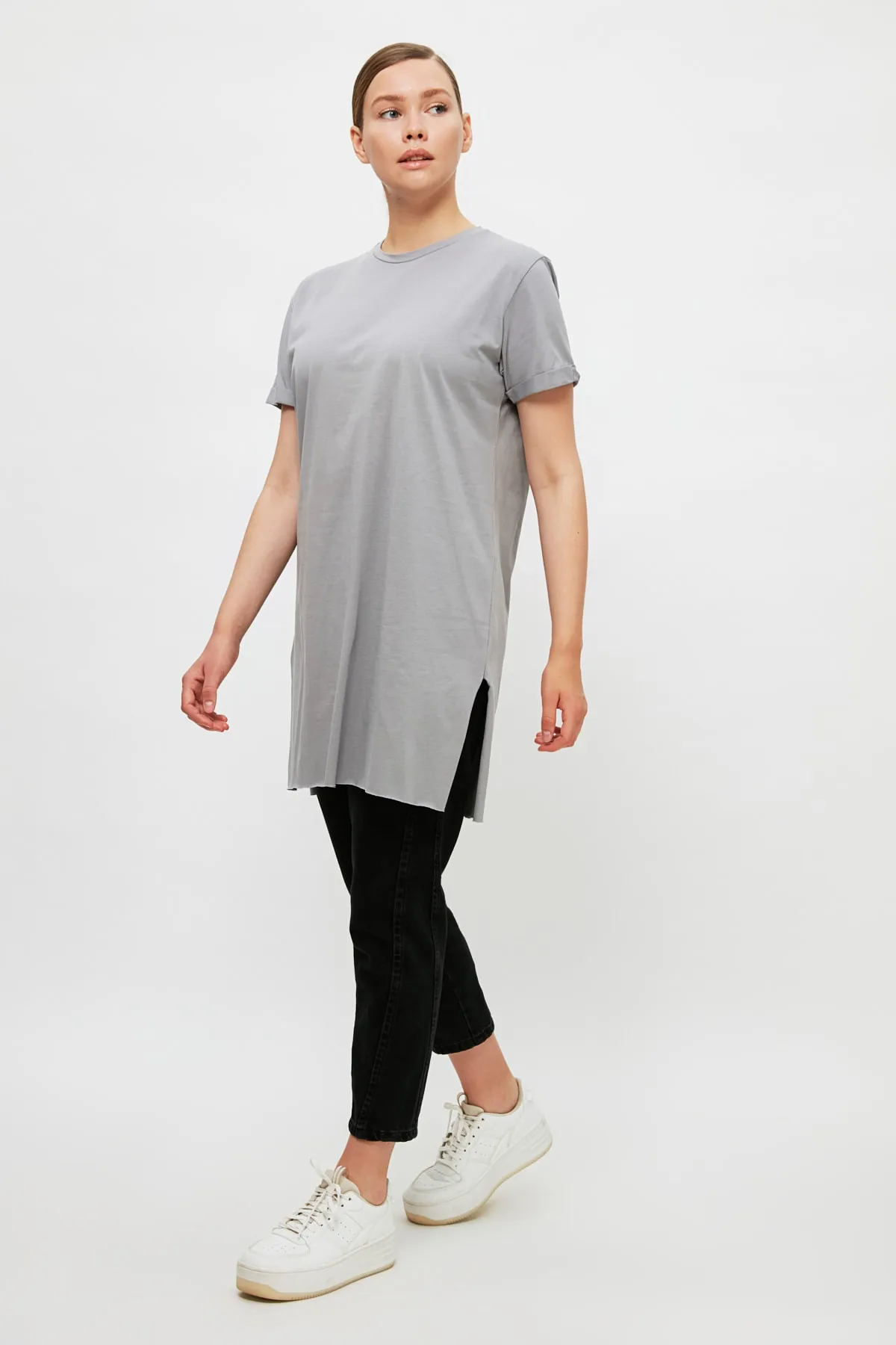 Trendyol Modest  Graues Basic-Kurzarm-Single-Jersey-T-Shirt mit Schlitz aus 100 % Baumwolle TCTSS21TN0056
