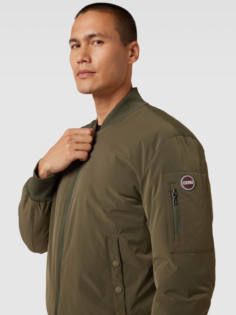 Bomberjacke mit Label-Patch in olivgrün