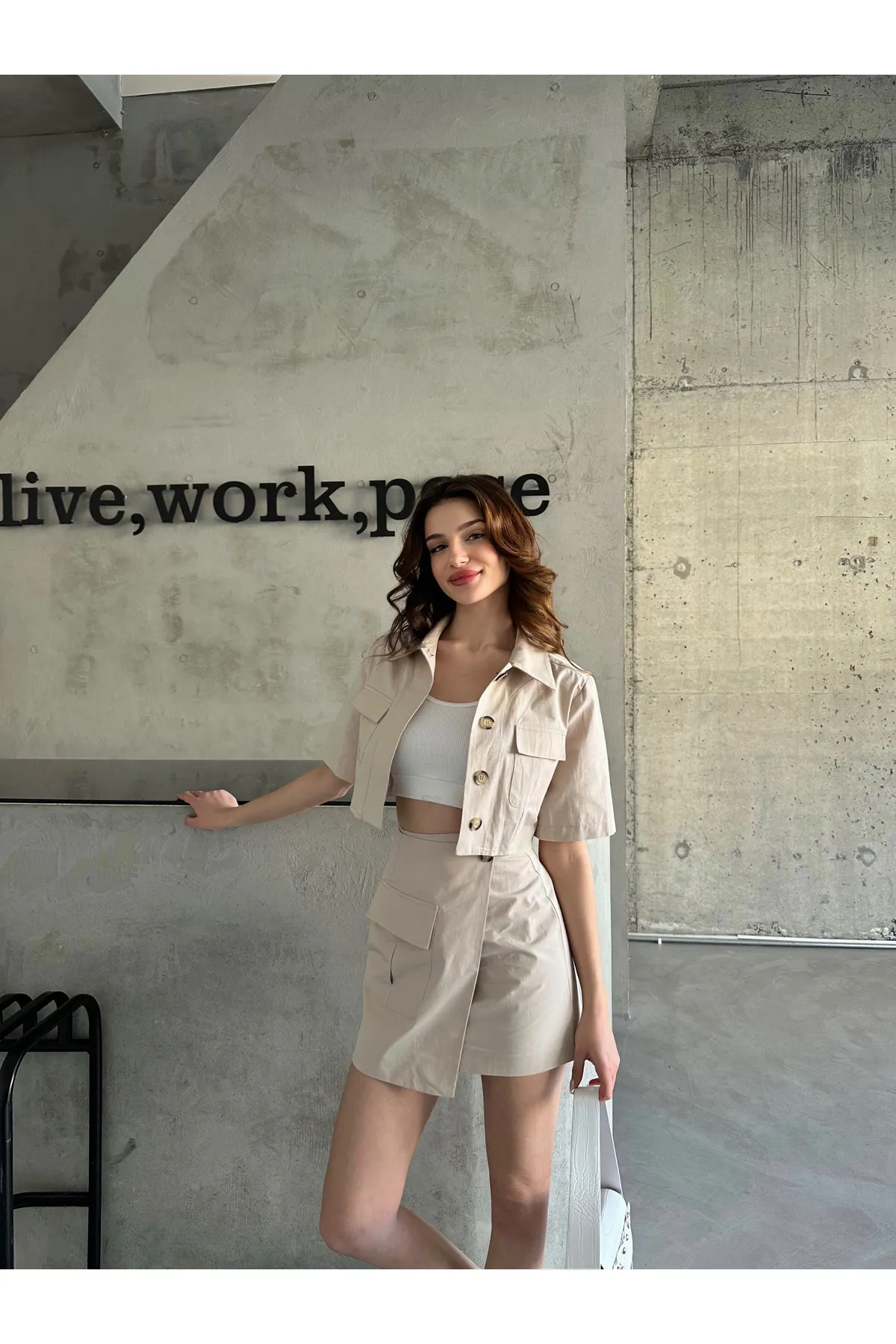 Laluvia  Steinfarbenes Minirock-Crop-Shirt-Set mit Taschendetail
