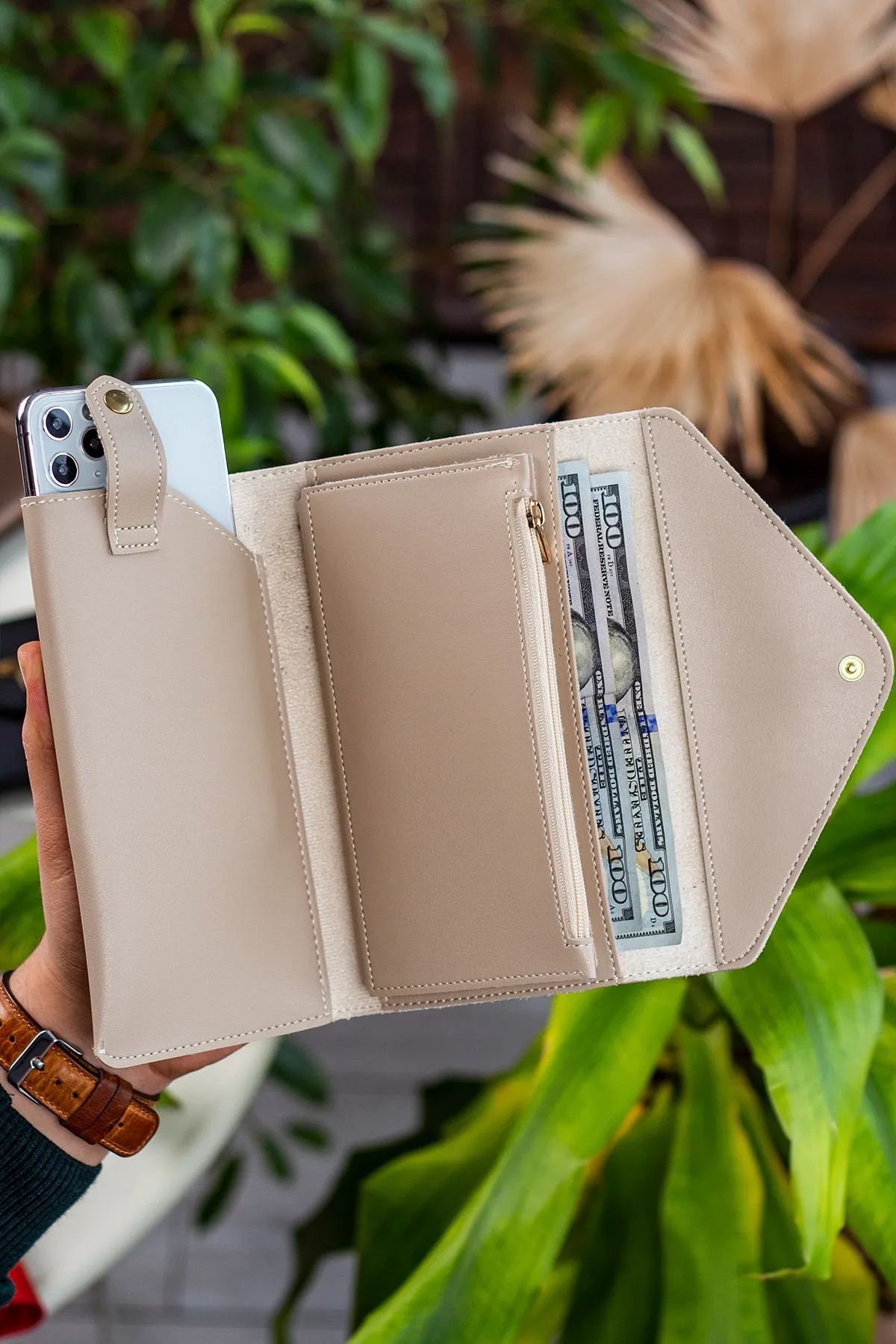 Garbalia  Beigefarbene Damenbrieftasche mit Umschlagmodell und Telefon- und Münzfach