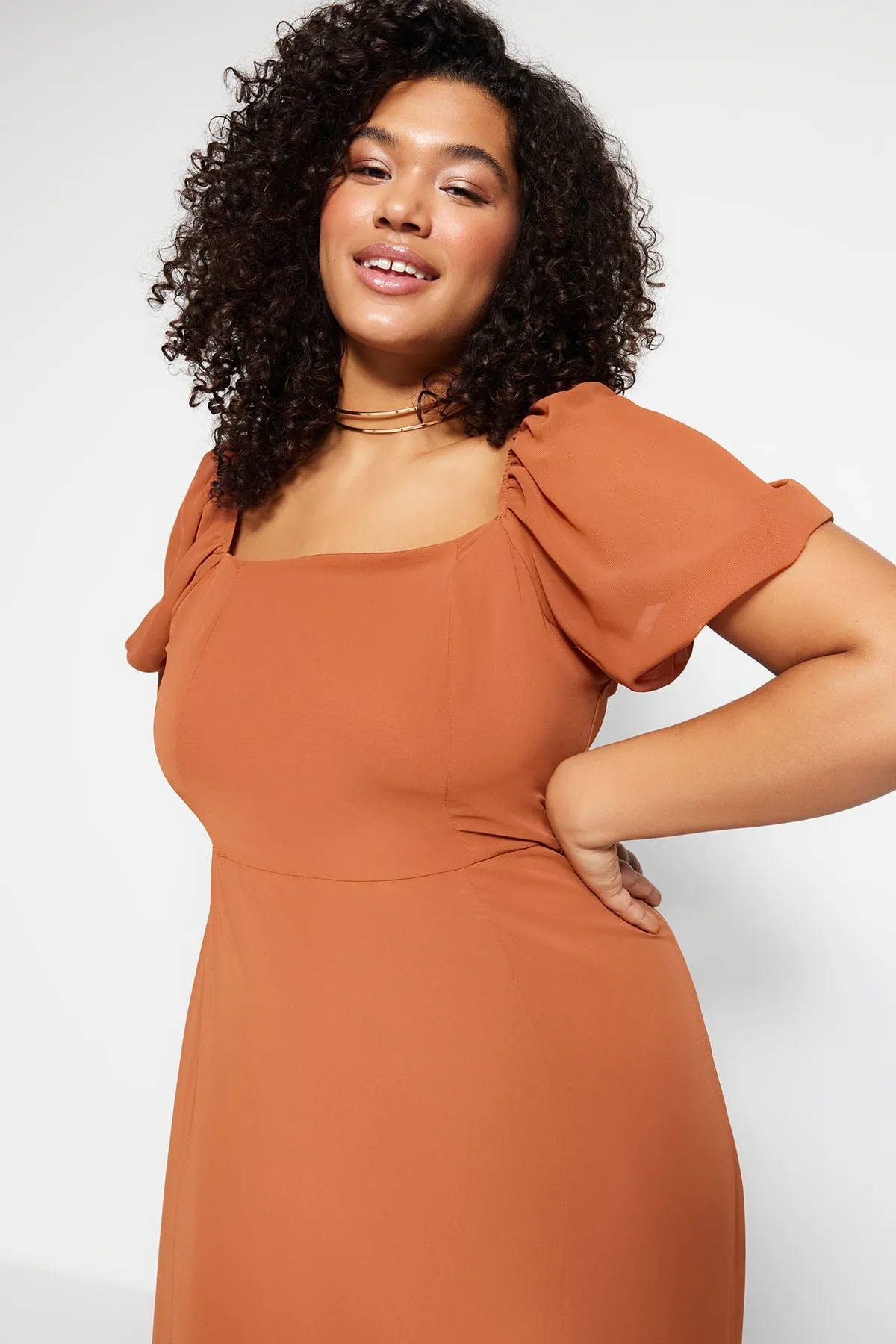 Trendyol Curve  Kleid mit Schlitz und Kachelmuster TBBSS22AH0012