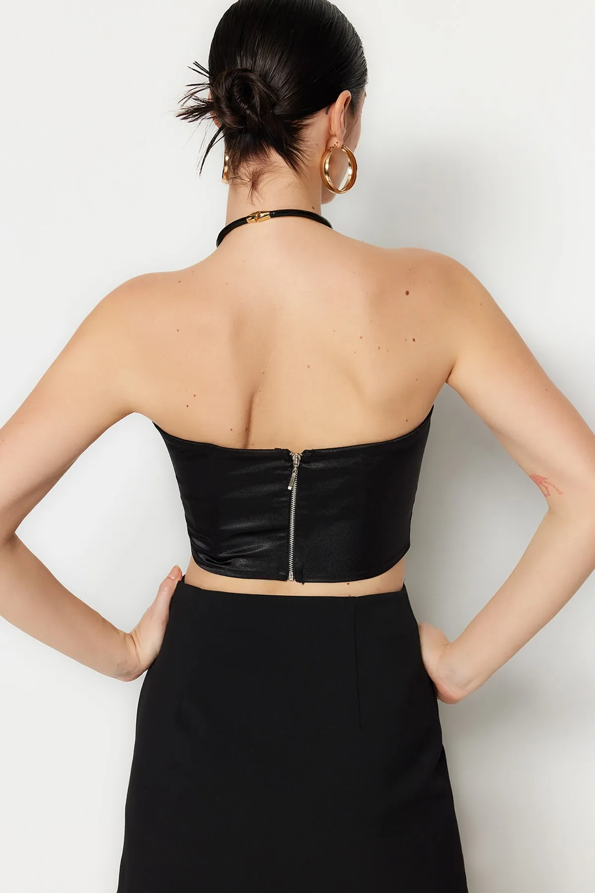 Trendyol Collection  Schwarzes, bauchfreies, gefüttertes Bustier aus Webstoff TPRSS22BS0069