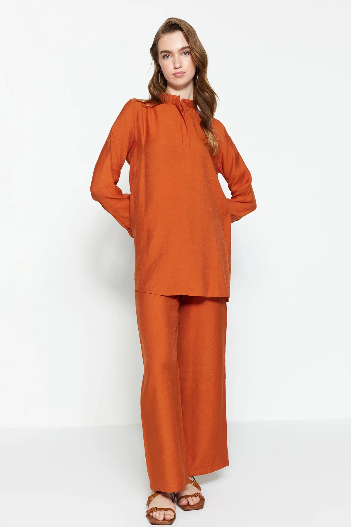 Trendyol Modest  Zimtfarbenes, halb verdecktes Tunika-Hosen-Set mit Schulterdetail und Knopfleiste, gewebt TCTSS22US0098