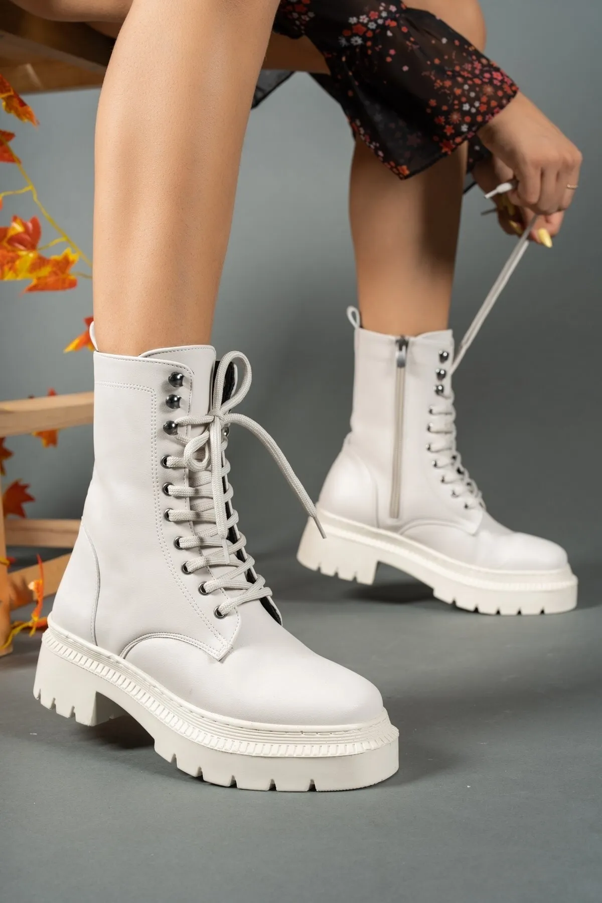 Riccon  Beigefarbene Damenstiefel mit Reißverschluss 0012299