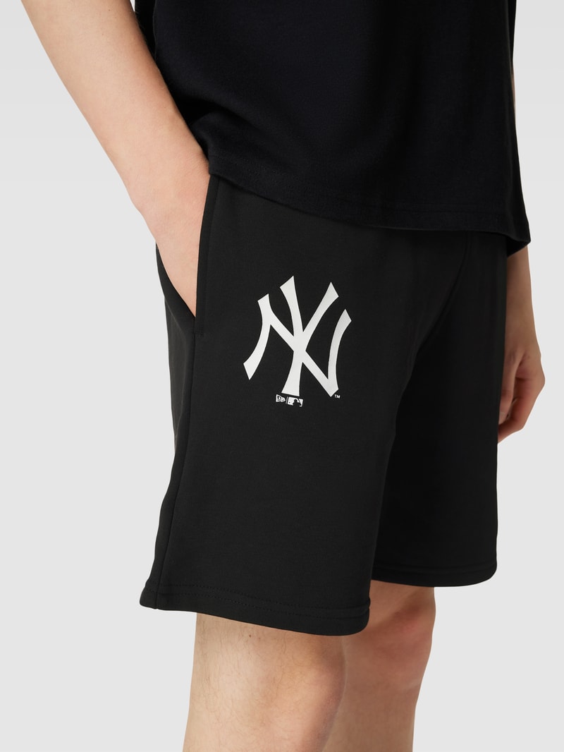 Sweatshorts mit Label-Print in schwarz