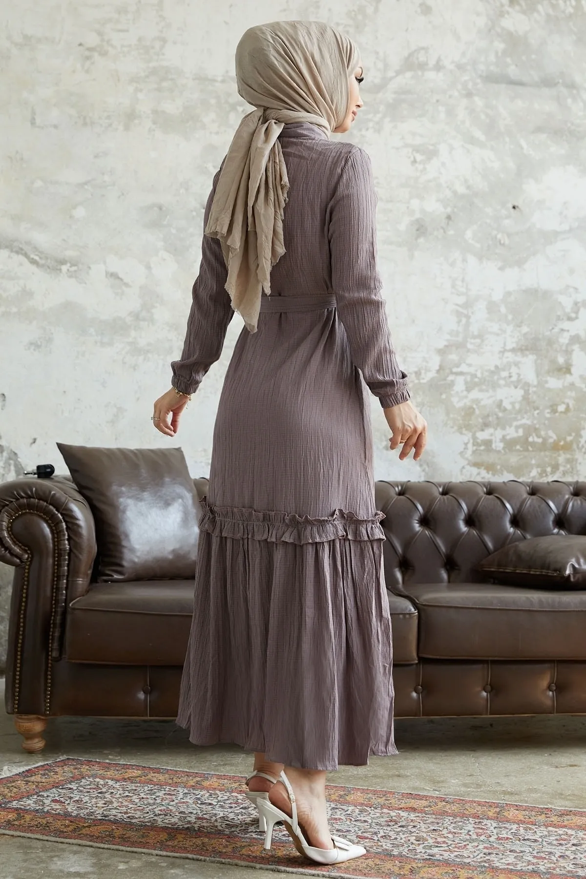 InStyle  Nesya Seersucker-Kleid mit Rüschensaum – Braun