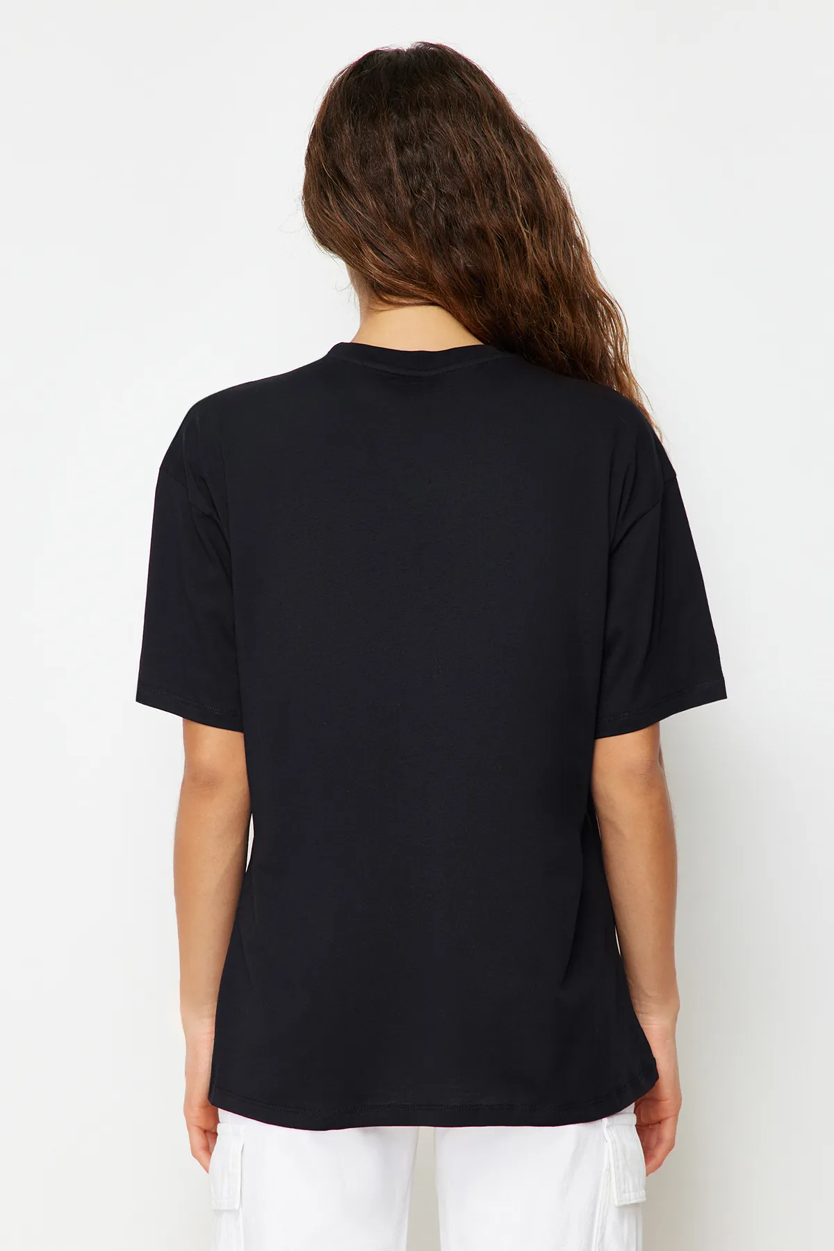 Trendyol Collection  Schwarzes, bedrucktes, übergroßes/weit geschnittenes Strick-T-Shirt mit Rundhalsausschnitt, 100 % Baumwolle TWOSS20TS0247