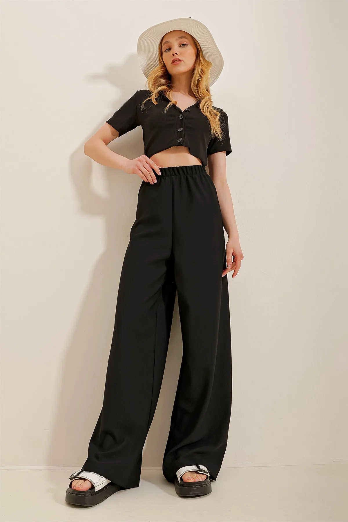 Trend Alaçatı Stili  Schwarze Viskosehose mit weitem Bein für Damen Alc-X4354