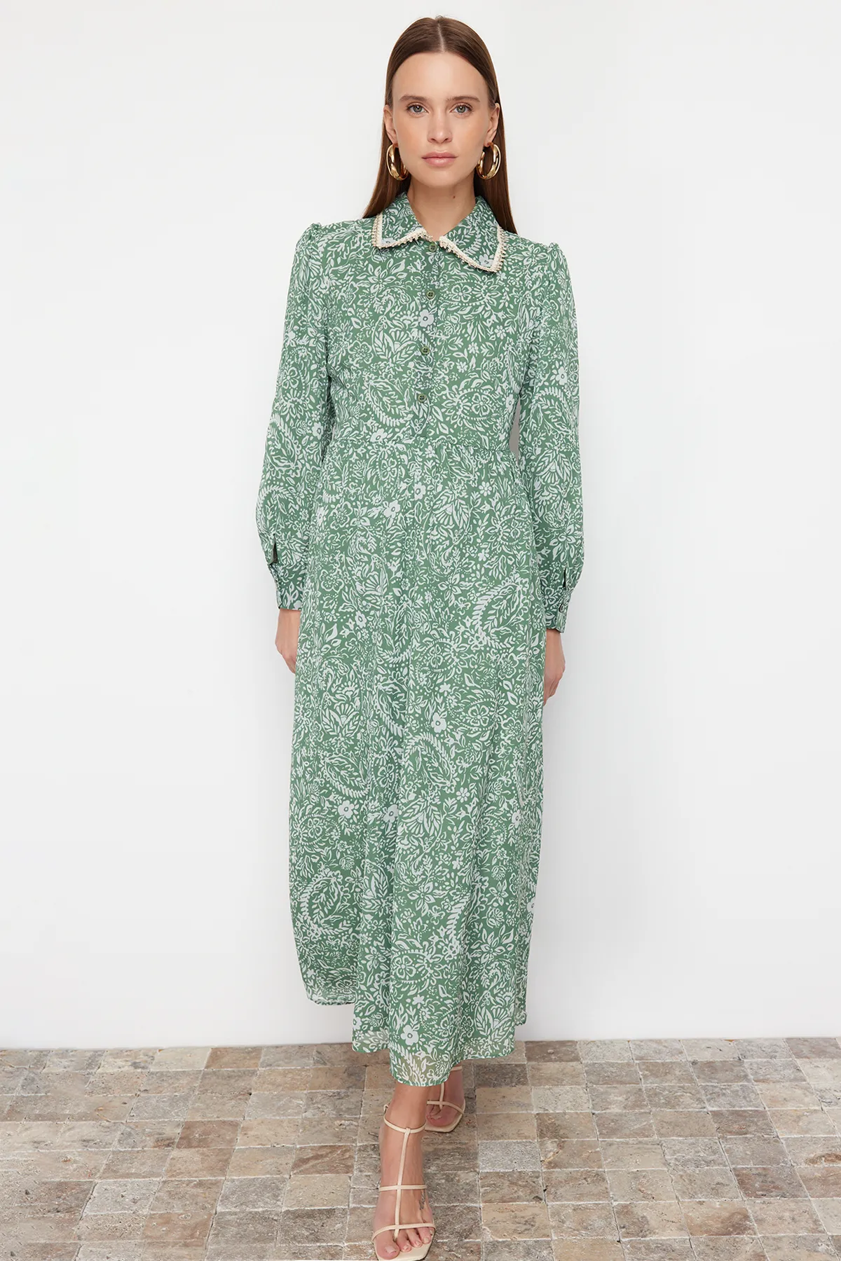 Trendyol Modest  Grünes Kleid aus Chiffon mit Blumenkragen und detailliertem Futter TCTSS24EB00033